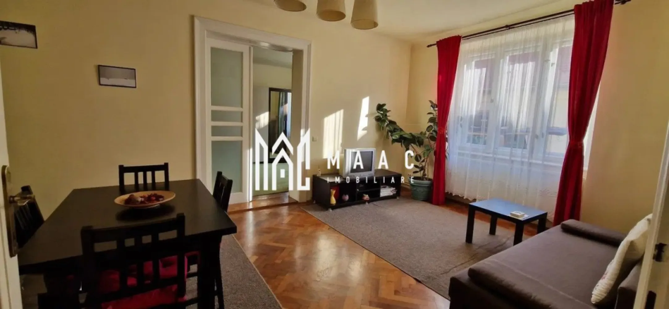 Apartament 2 camere | 70MPU | Ultracentral - MAAC Imobiliare vă propune spre închiriere un apartament cu 2 camere la casă, situat în zona Ultracentrală a Sibiului, o locație extrem de căutată pentru accesul rapid către punctele de interes din centrul orașului, instituții, restaurante, zone comerciale și mijloace de transport.

Locuința este nedecomandată și oferă un spațiu funcțional, potrivit pentru persoane care își doresc să locuiască în centrul orașului, beneficiind în același timp de specificul unei proprietăți la casă. Apartamentul este complet mobilat și utilat, fiind pregătit pentru mutare imediată.

Compartimentarea este practică și include:
-sufragerie
-bucătărie
-dormitor matrimonial
-baie cu geam de aerisire

Un avantaj important al proprietății îl reprezintă curtea comună cu acces auto, aspect rar întâlnit în zona Ultracentrală a Sibiului, oferind un plus de confort pentru locatari.

Apartamentul se predă mobilat și utilat, fiind disponibil pentru închiriere imediată.

Condiții de închiriere:
-se percepe o garanție în valoare de 550€
-nu se acceptă animale de companie

Pentru mai multe detalii sau pentru programarea unei vizionări, vă rugăm să menționați telefonic numărul CP2969879.
