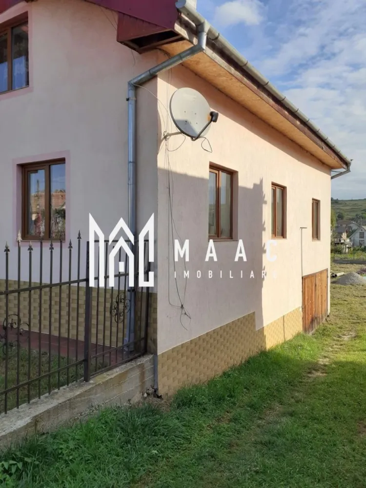 Casă spațioasă I 6 camere I Teren 845 mp I Zonă de Case I Priveliște Superbă - MAAC Imobiliare vă propune spre vânzare o proprietate deosebit de spațioasă, ideală pentru familiile care își doresc confort, lumină naturală și un ambient rezidențial de calitate, situata in Daia, la mai putin de 10 minute de Sibiu.

Parter – spațiu și funcționalitate
Living impresionant de 43,5 mp, cu înălțime pe două niveluri și deschidere spre etaj, oferind o atmosferă elegantă și aerisită.
Bucătărie de 12 mp, open-space, cu posibilitate de închidere.
Dormitor de 18 mp, potrivit ca birou, cameră de oaspeți sau dormitor principal.
Baie foarte spațioasă, 14 mp, modernă și confortabilă.
Etaj – zona de noapte bine organizată
3 dormitoare:
23 mp
18 mp
12,5 mp
Hol de 17 mp, cu perspectivă directă către living datorită deschiderii verticale – un detaliu arhitectural elegant și rar întâlnit.
Subsol – util și practic
Garaj de 20 mp, cu acces facil.
Spațiu tehnic de 13,5 mp, ce găzduiește centrala – ideal pentru depozitare și funcționalitate.

Exterior & teren
Teren generos: 845 mp
Curte complet amenajată, proprietate împrejmuită.
Amplasată într-o zonă de case foarte frumoasă, cu vecinătăți de calitate și acces facil.

Pentru detalii suplimentare, consultanță sau programarea unei vizionări, va rugăm să ne contactati specificand ID: CP2831966.
