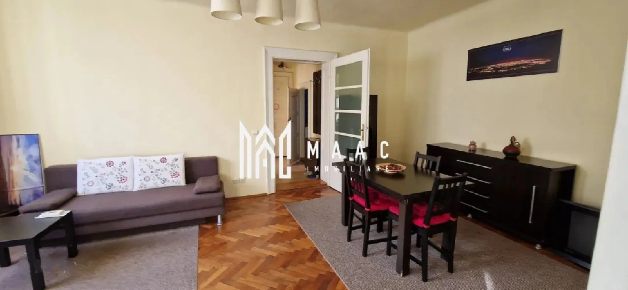 Apartament 2 camere | 70MPU | Ultracentral - MAAC Imobiliare vă propune spre închiriere un apartament cu 2 camere la casă, situat în zona Ultracentrală a Sibiului, o locație extrem de căutată pentru accesul rapid către punctele de interes din centrul orașului, instituții, restaurante, zone comerciale și mijloace de transport.

Locuința este nedecomandată și oferă un spațiu funcțional, potrivit pentru persoane care își doresc să locuiască în centrul orașului, beneficiind în același timp de specificul unei proprietăți la casă. Apartamentul este complet mobilat și utilat, fiind pregătit pentru mutare imediată.

Compartimentarea este practică și include:
-sufragerie
-bucătărie
-dormitor matrimonial
-baie cu geam de aerisire

Un avantaj important al proprietății îl reprezintă curtea comună cu acces auto, aspect rar întâlnit în zona Ultracentrală a Sibiului, oferind un plus de confort pentru locatari.

Apartamentul se predă mobilat și utilat, fiind disponibil pentru închiriere imediată.

Condiții de închiriere:
-se percepe o garanție în valoare de 550€
-nu se acceptă animale de companie

Pentru mai multe detalii sau pentru programarea unei vizionări, vă rugăm să menționați telefonic numărul CP2969879.