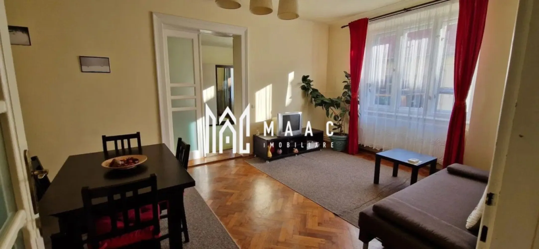 Apartament 2 camere | 70MPU | Ultracentral - MAAC Imobiliare vă propune spre închiriere un apartament cu 2 camere la casă, situat în zona Ultracentrală a Sibiului, o locație extrem de căutată pentru accesul rapid către punctele de interes din centrul orașului, instituții, restaurante, zone comerciale și mijloace de transport.

Locuința este nedecomandată și oferă un spațiu funcțional, potrivit pentru persoane care își doresc să locuiască în centrul orașului, beneficiind în același timp de specificul unei proprietăți la casă. Apartamentul este complet mobilat și utilat, fiind pregătit pentru mutare imediată.

Compartimentarea este practică și include:
-sufragerie
-bucătărie
-dormitor matrimonial
-baie cu geam de aerisire

Un avantaj important al proprietății îl reprezintă curtea comună cu acces auto, aspect rar întâlnit în zona Ultracentrală a Sibiului, oferind un plus de confort pentru locatari.

Apartamentul se predă mobilat și utilat, fiind disponibil pentru închiriere imediată.

Condiții de închiriere:
-se percepe o garanție în valoare de 550€
-nu se acceptă animale de companie

Pentru mai multe detalii sau pentru programarea unei vizionări, vă rugăm să menționați telefonic numărul CP2969879.