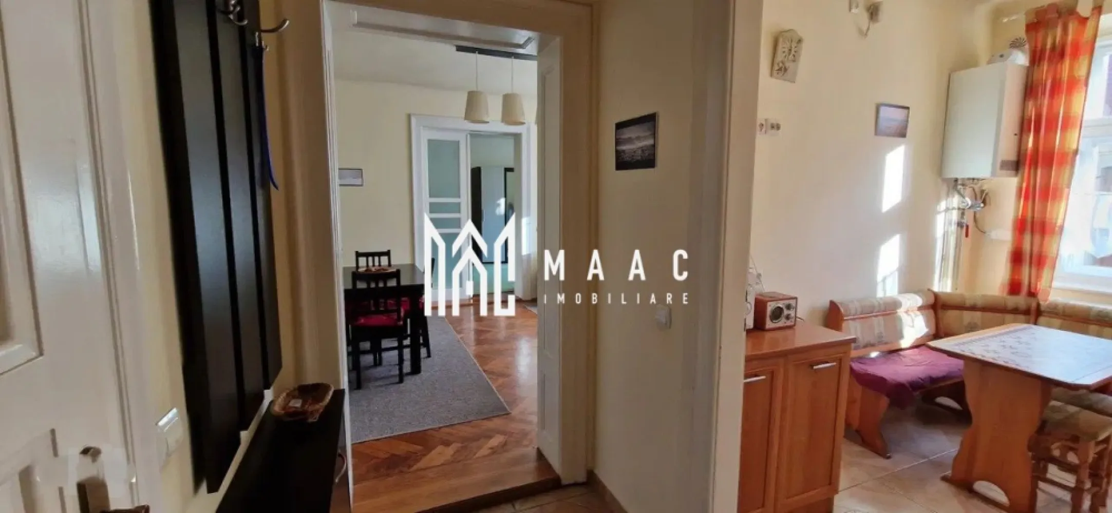 Apartament 2 camere | 70MPU | Ultracentral - MAAC Imobiliare vă propune spre închiriere un apartament cu 2 camere la casă, situat în zona Ultracentrală a Sibiului, o locație extrem de căutată pentru accesul rapid către punctele de interes din centrul orașului, instituții, restaurante, zone comerciale și mijloace de transport.

Locuința este nedecomandată și oferă un spațiu funcțional, potrivit pentru persoane care își doresc să locuiască în centrul orașului, beneficiind în același timp de specificul unei proprietăți la casă. Apartamentul este complet mobilat și utilat, fiind pregătit pentru mutare imediată.

Compartimentarea este practică și include:
-sufragerie
-bucătărie
-dormitor matrimonial
-baie cu geam de aerisire

Un avantaj important al proprietății îl reprezintă curtea comună cu acces auto, aspect rar întâlnit în zona Ultracentrală a Sibiului, oferind un plus de confort pentru locatari.

Apartamentul se predă mobilat și utilat, fiind disponibil pentru închiriere imediată.

Condiții de închiriere:
-se percepe o garanție în valoare de 550€
-nu se acceptă animale de companie

Pentru mai multe detalii sau pentru programarea unei vizionări, vă rugăm să menționați telefonic numărul CP2969879.