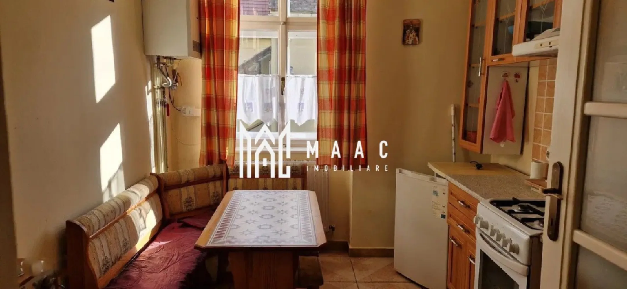 Apartament 2 camere | 70MPU | Ultracentral - MAAC Imobiliare vă propune spre închiriere un apartament cu 2 camere la casă, situat în zona Ultracentrală a Sibiului, o locație extrem de căutată pentru accesul rapid către punctele de interes din centrul orașului, instituții, restaurante, zone comerciale și mijloace de transport.

Locuința este nedecomandată și oferă un spațiu funcțional, potrivit pentru persoane care își doresc să locuiască în centrul orașului, beneficiind în același timp de specificul unei proprietăți la casă. Apartamentul este complet mobilat și utilat, fiind pregătit pentru mutare imediată.

Compartimentarea este practică și include:
-sufragerie
-bucătărie
-dormitor matrimonial
-baie cu geam de aerisire

Un avantaj important al proprietății îl reprezintă curtea comună cu acces auto, aspect rar întâlnit în zona Ultracentrală a Sibiului, oferind un plus de confort pentru locatari.

Apartamentul se predă mobilat și utilat, fiind disponibil pentru închiriere imediată.

Condiții de închiriere:
-se percepe o garanție în valoare de 550€
-nu se acceptă animale de companie

Pentru mai multe detalii sau pentru programarea unei vizionări, vă rugăm să menționați telefonic numărul CP2969879.