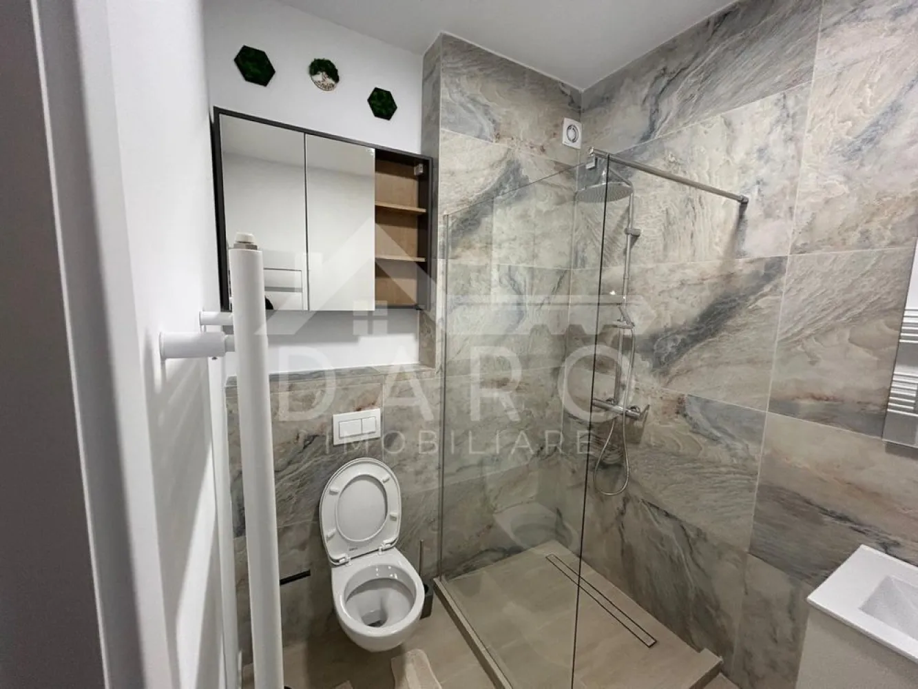Apartament Nou 2 camere ( spital Emil Palade, Hiperbara livezeni) - 🏡 Prima închiriere – Apartament modern cu 2 camere, curte proprie și parcare
Se oferă spre închiriere un apartament modern cu 2 camere, situat într-un bloc nou, la prima închiriere, cu o suprafață de aproximativ 53 mp, poziționat la parter, beneficiind de curte proprie și loc de parcare privat – un mare avantaj pentru confortul zilnic.
✨ Apartamentul este mobilat modern, complet utilat și dotat cu toate electrocasnicele necesare, fiind ideal pentru cei care își doresc un spațiu elegant, practic și gata de locuit.
🏠 Compartimentare:
✔ living spațios și luminos, amenajat modern
✔ dormitor matrimonial confortabil, cu pat mare și spații de depozitare
✔ bucătărie complet mobilată și utilată
✔ baie modernă, finisată cu materiale de calitate
✔ hol generos
✔ terasă și curte proprie, perfectă pentru relaxare
🌿 Curtea privată oferă un spațiu excelent pentru momente de relaxare, cafeaua de dimineață sau petrecerea timpului în aer liber.
✨ Dotări și electrocasnice (toate noi):
✔ mașină de spălat vase
✔ cuptor electric
✔ cuptor cu microunde
✔ mașină de spălat rufe + uscător
✔ frigider
✔ aparat de cafea
✔ aragaz / plită
✔ TV
✔ centrală termică proprie
🏡 Finisaje și amenajări:
✔ mobilier modern și funcțional
✔ pardoseli moderne
✔ baie elegantă cu cabină de duș
✔ spații generoase de depozitare
✔ apartament luminos și foarte bine întreținut
📍 Localizare excelentă:
✔ la aproximativ 3 minute de Spitalul Emil Palade
✔ la aproximativ 5 minute de Spitalul Hiperbar
✔ acces rapid către oraș, magazine și puncte de interes
🚗 Loc de parcare privat inclus
💰 Disponibil pentru închiriere pe termen lung
📞 Detalii și vizionări:
Telefon: 0749 535 729