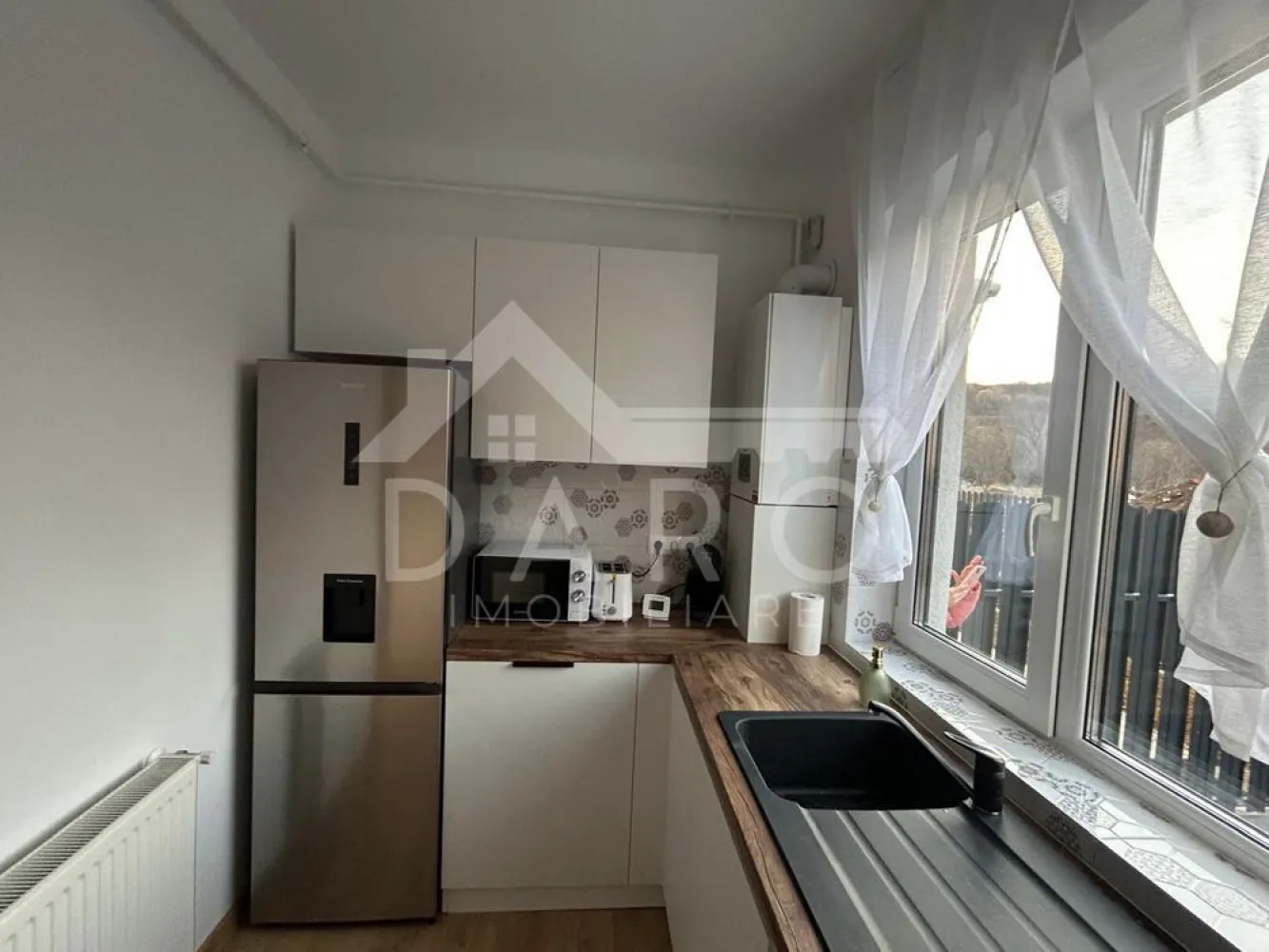 Apartament Nou 2 camere ( spital Emil Palade, Hiperbara livezeni) - 🏡 Prima închiriere – Apartament modern cu 2 camere, curte proprie și parcare
Se oferă spre închiriere un apartament modern cu 2 camere, situat într-un bloc nou, la prima închiriere, cu o suprafață de aproximativ 53 mp, poziționat la parter, beneficiind de curte proprie și loc de parcare privat – un mare avantaj pentru confortul zilnic.
✨ Apartamentul este mobilat modern, complet utilat și dotat cu toate electrocasnicele necesare, fiind ideal pentru cei care își doresc un spațiu elegant, practic și gata de locuit.
🏠 Compartimentare:
✔ living spațios și luminos, amenajat modern
✔ dormitor matrimonial confortabil, cu pat mare și spații de depozitare
✔ bucătărie complet mobilată și utilată
✔ baie modernă, finisată cu materiale de calitate
✔ hol generos
✔ terasă și curte proprie, perfectă pentru relaxare
🌿 Curtea privată oferă un spațiu excelent pentru momente de relaxare, cafeaua de dimineață sau petrecerea timpului în aer liber.
✨ Dotări și electrocasnice (toate noi):
✔ mașină de spălat vase
✔ cuptor electric
✔ cuptor cu microunde
✔ mașină de spălat rufe + uscător
✔ frigider
✔ aparat de cafea
✔ aragaz / plită
✔ TV
✔ centrală termică proprie
🏡 Finisaje și amenajări:
✔ mobilier modern și funcțional
✔ pardoseli moderne
✔ baie elegantă cu cabină de duș
✔ spații generoase de depozitare
✔ apartament luminos și foarte bine întreținut
📍 Localizare excelentă:
✔ la aproximativ 3 minute de Spitalul Emil Palade
✔ la aproximativ 5 minute de Spitalul Hiperbar
✔ acces rapid către oraș, magazine și puncte de interes
🚗 Loc de parcare privat inclus
💰 Disponibil pentru închiriere pe termen lung
📞 Detalii și vizionări:
Telefon: 0749 535 729