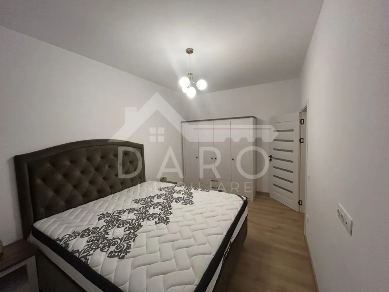 Apartament Nou 2 camere ( spital Emil Palade, Hiperbara livezeni) - 🏡 Prima închiriere – Apartament modern cu 2 camere, curte proprie și parcare
Se oferă spre închiriere un apartament modern cu 2 camere, situat într-un bloc nou, la prima închiriere, cu o suprafață de aproximativ 53 mp, poziționat la parter, beneficiind de curte proprie și loc de parcare privat – un mare avantaj pentru confortul zilnic.
✨ Apartamentul este mobilat modern, complet utilat și dotat cu toate electrocasnicele necesare, fiind ideal pentru cei care își doresc un spațiu elegant, practic și gata de locuit.
🏠 Compartimentare:
✔ living spațios și luminos, amenajat modern
✔ dormitor matrimonial confortabil, cu pat mare și spații de depozitare
✔ bucătărie complet mobilată și utilată
✔ baie modernă, finisată cu materiale de calitate
✔ hol generos
✔ terasă și curte proprie, perfectă pentru relaxare
🌿 Curtea privată oferă un spațiu excelent pentru momente de relaxare, cafeaua de dimineață sau petrecerea timpului în aer liber.
✨ Dotări și electrocasnice (toate noi):
✔ mașină de spălat vase
✔ cuptor electric
✔ cuptor cu microunde
✔ mașină de spălat rufe + uscător
✔ frigider
✔ aparat de cafea
✔ aragaz / plită
✔ TV
✔ centrală termică proprie
🏡 Finisaje și amenajări:
✔ mobilier modern și funcțional
✔ pardoseli moderne
✔ baie elegantă cu cabină de duș
✔ spații generoase de depozitare
✔ apartament luminos și foarte bine întreținut
📍 Localizare excelentă:
✔ la aproximativ 3 minute de Spitalul Emil Palade
✔ la aproximativ 5 minute de Spitalul Hiperbar
✔ acces rapid către oraș, magazine și puncte de interes
🚗 Loc de parcare privat inclus
💰 Disponibil pentru închiriere pe termen lung
📞 Detalii și vizionări:
Telefon: 0749 535 729