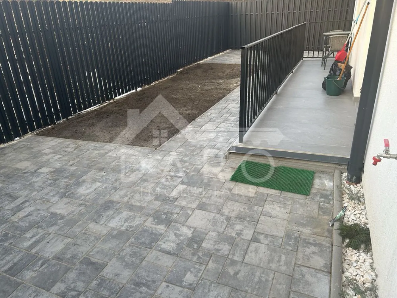 Apartament Nou 2 camere ( spital Emil Palade, Hiperbara livezeni) - 🏡 Prima închiriere – Apartament modern cu 2 camere, curte proprie și parcare
Se oferă spre închiriere un apartament modern cu 2 camere, situat într-un bloc nou, la prima închiriere, cu o suprafață de aproximativ 53 mp, poziționat la parter, beneficiind de curte proprie și loc de parcare privat – un mare avantaj pentru confortul zilnic.
✨ Apartamentul este mobilat modern, complet utilat și dotat cu toate electrocasnicele necesare, fiind ideal pentru cei care își doresc un spațiu elegant, practic și gata de locuit.
🏠 Compartimentare:
✔ living spațios și luminos, amenajat modern
✔ dormitor matrimonial confortabil, cu pat mare și spații de depozitare
✔ bucătărie complet mobilată și utilată
✔ baie modernă, finisată cu materiale de calitate
✔ hol generos
✔ terasă și curte proprie, perfectă pentru relaxare
🌿 Curtea privată oferă un spațiu excelent pentru momente de relaxare, cafeaua de dimineață sau petrecerea timpului în aer liber.
✨ Dotări și electrocasnice (toate noi):
✔ mașină de spălat vase
✔ cuptor electric
✔ cuptor cu microunde
✔ mașină de spălat rufe + uscător
✔ frigider
✔ aparat de cafea
✔ aragaz / plită
✔ TV
✔ centrală termică proprie
🏡 Finisaje și amenajări:
✔ mobilier modern și funcțional
✔ pardoseli moderne
✔ baie elegantă cu cabină de duș
✔ spații generoase de depozitare
✔ apartament luminos și foarte bine întreținut
📍 Localizare excelentă:
✔ la aproximativ 3 minute de Spitalul Emil Palade
✔ la aproximativ 5 minute de Spitalul Hiperbar
✔ acces rapid către oraș, magazine și puncte de interes
🚗 Loc de parcare privat inclus
💰 Disponibil pentru închiriere pe termen lung
📞 Detalii și vizionări:
Telefon: 0749 535 729