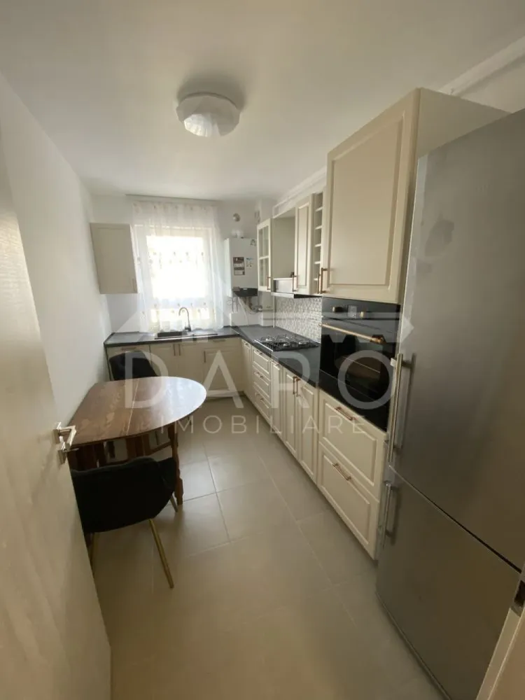 🏡 De închiriat apartament 2 camere | Maurer Residence - 🏡 De închiriat apartament 2 camere | Maurer Residence | Parcare + pivniță
Se oferă spre închiriere apartament cu 2 camere, situat în complexul rezidențial Maurer Residence, una dintre cele mai apreciate zone rezidențiale din Târgu Mureș. Apartamentul este mobilat modern, complet utilat și pregătit pentru mutare imediată, fiind ideal pentru cei care își doresc confort, liniște și un stil de viață modern.
💰 Chirie: 450 € / lună
🔐 Se percepe o chirie garanție
📅 Disponibil din 01 aprilie 2026
📐 Apartamentul este foarte bine compartimentat, cu camere spațioase și foarte luminoase, datorită suprafețelor vitrate mari.
🏠 Compartimentare:
✔ living generos și luminos, amenajat modern, cu canapea confortabilă și zonă TV
✔ dormitor spațios, cu pat matrimonial și mobilier elegant
✔ bucătărie separată, mobilată modern și complet utilată
✔ baie spațioasă, finisată cu gresie și faianță moderne, dotată cu cadă
✔ hol cu spații de depozitare
✔ balcon cu acces din cameră
✨ Dotări și avantaje:
✔ mobilier modern și funcțional
✔ bucătărie complet utilată: frigider, cuptor, plită, electrocasnice
✔ mașină de spălat rufe
✔ camere foarte luminoase și aerisite
✔ loc de parcare inclus
✔ pivniță pentru depozitare
🌿 Maurer Residence este un complex modern, foarte căutat, cu alei amenajate, spații verzi și acces rapid către supermarketuri, restaurante, farmacii, transport public și puncte importante din oraș.
📍 Zonă foarte bună, cu acces rapid către centru și principalele puncte de interes din Târgu Mureș.
🤝 Proprietate promovată prin DARO Imobiliare
💳 Dacă pe viitor dorești să cumperi o proprietate, prin Kiwi Finance îți putem oferi consultanță gratuită pentru obținerea creditului:
✔ analiză gratuită a eligibilității
✔ oferte de finanțare de la peste 12 bănci
✔ negocierea dobânzii în favoarea ta
✔ suport complet până la semnarea contractului de credit
📞 Detalii și vizionări:
Coman Maria – DARO Imobiliare & Kiwi Finance
📱 0749 535 729