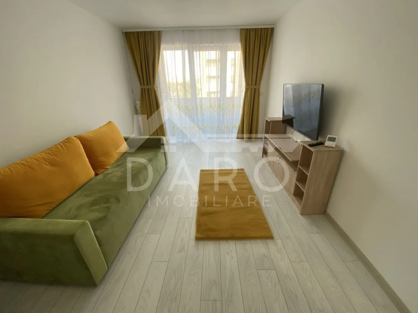 🏡 De închiriat apartament 2 camere | Maurer Residence - 🏡 De închiriat apartament 2 camere | Maurer Residence | Parcare + pivniță
Se oferă spre închiriere apartament cu 2 camere, situat în complexul rezidențial Maurer Residence, una dintre cele mai apreciate zone rezidențiale din Târgu Mureș. Apartamentul este mobilat modern, complet utilat și pregătit pentru mutare imediată, fiind ideal pentru cei care își doresc confort, liniște și un stil de viață modern.
💰 Chirie: 450 € / lună
🔐 Se percepe o chirie garanție
📅 Disponibil din 01 aprilie 2026
📐 Apartamentul este foarte bine compartimentat, cu camere spațioase și foarte luminoase, datorită suprafețelor vitrate mari.
🏠 Compartimentare:
✔ living generos și luminos, amenajat modern, cu canapea confortabilă și zonă TV
✔ dormitor spațios, cu pat matrimonial și mobilier elegant
✔ bucătărie separată, mobilată modern și complet utilată
✔ baie spațioasă, finisată cu gresie și faianță moderne, dotată cu cadă
✔ hol cu spații de depozitare
✔ balcon cu acces din cameră
✨ Dotări și avantaje:
✔ mobilier modern și funcțional
✔ bucătărie complet utilată: frigider, cuptor, plită, electrocasnice
✔ mașină de spălat rufe
✔ camere foarte luminoase și aerisite
✔ loc de parcare inclus
✔ pivniță pentru depozitare
🌿 Maurer Residence este un complex modern, foarte căutat, cu alei amenajate, spații verzi și acces rapid către supermarketuri, restaurante, farmacii, transport public și puncte importante din oraș.
📍 Zonă foarte bună, cu acces rapid către centru și principalele puncte de interes din Târgu Mureș.
🤝 Proprietate promovată prin DARO Imobiliare
💳 Dacă pe viitor dorești să cumperi o proprietate, prin Kiwi Finance îți putem oferi consultanță gratuită pentru obținerea creditului:
✔ analiză gratuită a eligibilității
✔ oferte de finanțare de la peste 12 bănci
✔ negocierea dobânzii în favoarea ta
✔ suport complet până la semnarea contractului de credit
📞 Detalii și vizionări:
Coman Maria – DARO Imobiliare & Kiwi Finance
📱 0749 535 729