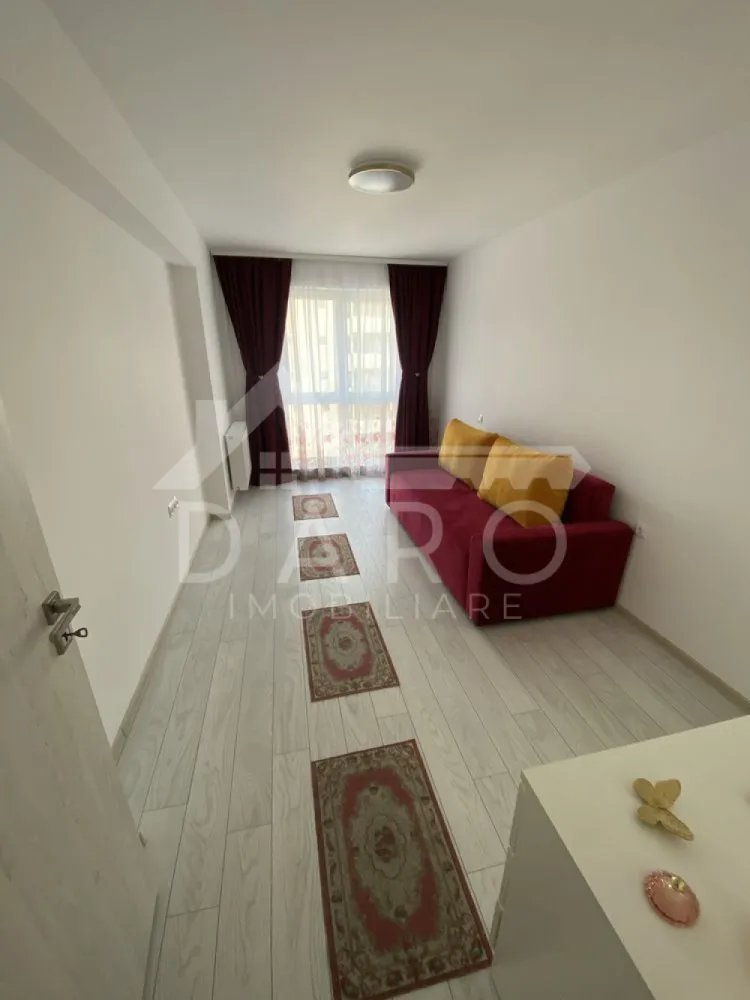 🏡 De închiriat apartament 2 camere | Maurer Residence - 🏡 De închiriat apartament 2 camere | Maurer Residence | Parcare + pivniță
Se oferă spre închiriere apartament cu 2 camere, situat în complexul rezidențial Maurer Residence, una dintre cele mai apreciate zone rezidențiale din Târgu Mureș. Apartamentul este mobilat modern, complet utilat și pregătit pentru mutare imediată, fiind ideal pentru cei care își doresc confort, liniște și un stil de viață modern.
💰 Chirie: 450 € / lună
🔐 Se percepe o chirie garanție
📅 Disponibil din 01 aprilie 2026
📐 Apartamentul este foarte bine compartimentat, cu camere spațioase și foarte luminoase, datorită suprafețelor vitrate mari.
🏠 Compartimentare:
✔ living generos și luminos, amenajat modern, cu canapea confortabilă și zonă TV
✔ dormitor spațios, cu pat matrimonial și mobilier elegant
✔ bucătărie separată, mobilată modern și complet utilată
✔ baie spațioasă, finisată cu gresie și faianță moderne, dotată cu cadă
✔ hol cu spații de depozitare
✔ balcon cu acces din cameră
✨ Dotări și avantaje:
✔ mobilier modern și funcțional
✔ bucătărie complet utilată: frigider, cuptor, plită, electrocasnice
✔ mașină de spălat rufe
✔ camere foarte luminoase și aerisite
✔ loc de parcare inclus
✔ pivniță pentru depozitare
🌿 Maurer Residence este un complex modern, foarte căutat, cu alei amenajate, spații verzi și acces rapid către supermarketuri, restaurante, farmacii, transport public și puncte importante din oraș.
📍 Zonă foarte bună, cu acces rapid către centru și principalele puncte de interes din Târgu Mureș.
🤝 Proprietate promovată prin DARO Imobiliare
💳 Dacă pe viitor dorești să cumperi o proprietate, prin Kiwi Finance îți putem oferi consultanță gratuită pentru obținerea creditului:
✔ analiză gratuită a eligibilității
✔ oferte de finanțare de la peste 12 bănci
✔ negocierea dobânzii în favoarea ta
✔ suport complet până la semnarea contractului de credit
📞 Detalii și vizionări:
Coman Maria – DARO Imobiliare & Kiwi Finance
📱 0749 535 729