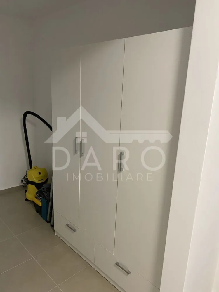 🏡 De închiriat apartament 2 camere | Maurer Residence - 🏡 De închiriat apartament 2 camere | Maurer Residence | Parcare + pivniță
Se oferă spre închiriere apartament cu 2 camere, situat în complexul rezidențial Maurer Residence, una dintre cele mai apreciate zone rezidențiale din Târgu Mureș. Apartamentul este mobilat modern, complet utilat și pregătit pentru mutare imediată, fiind ideal pentru cei care își doresc confort, liniște și un stil de viață modern.
💰 Chirie: 450 € / lună
🔐 Se percepe o chirie garanție
📅 Disponibil din 01 aprilie 2026
📐 Apartamentul este foarte bine compartimentat, cu camere spațioase și foarte luminoase, datorită suprafețelor vitrate mari.
🏠 Compartimentare:
✔ living generos și luminos, amenajat modern, cu canapea confortabilă și zonă TV
✔ dormitor spațios, cu pat matrimonial și mobilier elegant
✔ bucătărie separată, mobilată modern și complet utilată
✔ baie spațioasă, finisată cu gresie și faianță moderne, dotată cu cadă
✔ hol cu spații de depozitare
✔ balcon cu acces din cameră
✨ Dotări și avantaje:
✔ mobilier modern și funcțional
✔ bucătărie complet utilată: frigider, cuptor, plită, electrocasnice
✔ mașină de spălat rufe
✔ camere foarte luminoase și aerisite
✔ loc de parcare inclus
✔ pivniță pentru depozitare
🌿 Maurer Residence este un complex modern, foarte căutat, cu alei amenajate, spații verzi și acces rapid către supermarketuri, restaurante, farmacii, transport public și puncte importante din oraș.
📍 Zonă foarte bună, cu acces rapid către centru și principalele puncte de interes din Târgu Mureș.
🤝 Proprietate promovată prin DARO Imobiliare
💳 Dacă pe viitor dorești să cumperi o proprietate, prin Kiwi Finance îți putem oferi consultanță gratuită pentru obținerea creditului:
✔ analiză gratuită a eligibilității
✔ oferte de finanțare de la peste 12 bănci
✔ negocierea dobânzii în favoarea ta
✔ suport complet până la semnarea contractului de credit
📞 Detalii și vizionări:
Coman Maria – DARO Imobiliare & Kiwi Finance
📱 0749 535 729