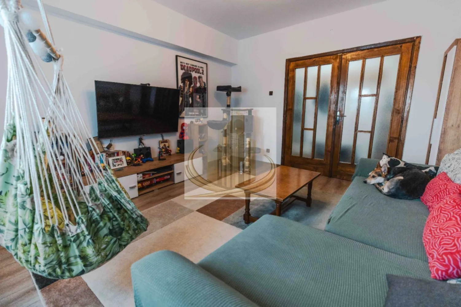 Apartament 4 camere Central 100mp 245000 euro - Grand Mobilis Imobiliare vă propune spre vânzare un apartament deosebit cu 4 camere, situat ultracentral, în zona Piața Mărăști din Timișoara, cu o priveliște superbă către Parcul Botanic.

Cu o suprafață utilă de 95 mp, la care se adaugă două balcoane generoase, de câte 5 mp fiecare, precum și o boxă de depozitare de 15 mp, această proprietate oferă spațiu, confort și o locație premium.

Apartamentul este finisat modern, cu atenție la detalii, fiind pregătit pentru mutare imediată. Compartimentarea practică și luminozitatea naturală îl recomandă atât pentru locuire, cât și pentru investiție.

Avantaje:

4 camere spațioase
95 mp utili
2 balcoane (5 mp fiecare)
Boxă de depozitare de 15 mp
Finisaje moderne
Vedere directă către Parcul Botanic
Locație excelentă, în zona centrală – Piața Mărăști
Acces rapid către centrul orașului, școli, restaurante, mijloace de transport și principalele puncte de interes

Preț: 245.000 €

Pentru mai multe informații sau pentru programarea unei vizionări, contactați Grand Mobilis Imobiliare.

Id Intern CP3211501