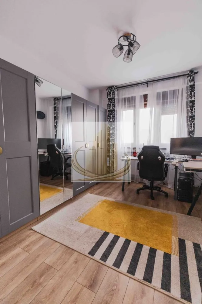 Apartament 4 camere Central 100mp 245000 euro - Grand Mobilis Imobiliare vă propune spre vânzare un apartament deosebit cu 4 camere, situat ultracentral, în zona Piața Mărăști din Timișoara, cu o priveliște superbă către Parcul Botanic.

Cu o suprafață utilă de 95 mp, la care se adaugă două balcoane generoase, de câte 5 mp fiecare, precum și o boxă de depozitare de 15 mp, această proprietate oferă spațiu, confort și o locație premium.

Apartamentul este finisat modern, cu atenție la detalii, fiind pregătit pentru mutare imediată. Compartimentarea practică și luminozitatea naturală îl recomandă atât pentru locuire, cât și pentru investiție.

Avantaje:

4 camere spațioase
95 mp utili
2 balcoane (5 mp fiecare)
Boxă de depozitare de 15 mp
Finisaje moderne
Vedere directă către Parcul Botanic
Locație excelentă, în zona centrală – Piața Mărăști
Acces rapid către centrul orașului, școli, restaurante, mijloace de transport și principalele puncte de interes

Preț: 245.000 €

Pentru mai multe informații sau pentru programarea unei vizionări, contactați Grand Mobilis Imobiliare.

Id Intern CP3211501