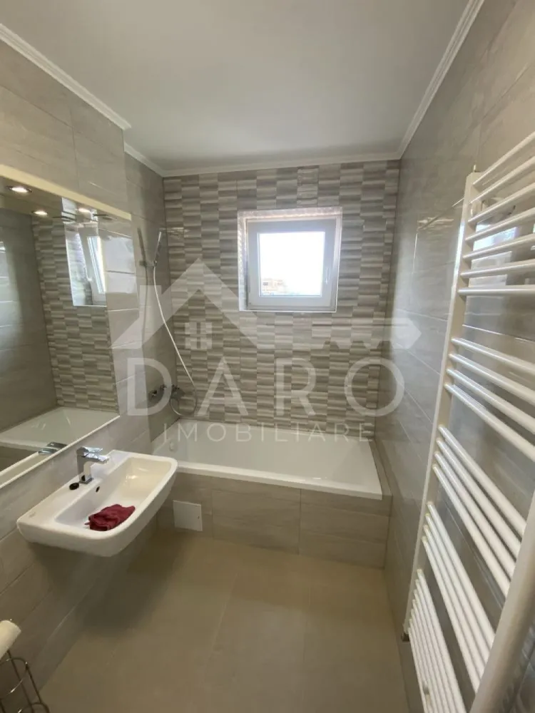 🏡 De închiriat apartament 2 camere | Maurer Residence - 🏡 De închiriat apartament 2 camere | Maurer Residence | Parcare + pivniță
Se oferă spre închiriere apartament cu 2 camere, situat în complexul rezidențial Maurer Residence, una dintre cele mai apreciate zone rezidențiale din Târgu Mureș. Apartamentul este mobilat modern, complet utilat și pregătit pentru mutare imediată, fiind ideal pentru cei care își doresc confort, liniște și un stil de viață modern.
💰 Chirie: 450 € / lună
🔐 Se percepe o chirie garanție
📅 Disponibil din 01 aprilie 2026
📐 Apartamentul este foarte bine compartimentat, cu camere spațioase și foarte luminoase, datorită suprafețelor vitrate mari.
🏠 Compartimentare:
✔ living generos și luminos, amenajat modern, cu canapea confortabilă și zonă TV
✔ dormitor spațios, cu pat matrimonial și mobilier elegant
✔ bucătărie separată, mobilată modern și complet utilată
✔ baie spațioasă, finisată cu gresie și faianță moderne, dotată cu cadă
✔ hol cu spații de depozitare
✔ balcon cu acces din cameră
✨ Dotări și avantaje:
✔ mobilier modern și funcțional
✔ bucătărie complet utilată: frigider, cuptor, plită, electrocasnice
✔ mașină de spălat rufe
✔ camere foarte luminoase și aerisite
✔ loc de parcare inclus
✔ pivniță pentru depozitare
🌿 Maurer Residence este un complex modern, foarte căutat, cu alei amenajate, spații verzi și acces rapid către supermarketuri, restaurante, farmacii, transport public și puncte importante din oraș.
📍 Zonă foarte bună, cu acces rapid către centru și principalele puncte de interes din Târgu Mureș.
🤝 Proprietate promovată prin DARO Imobiliare
💳 Dacă pe viitor dorești să cumperi o proprietate, prin Kiwi Finance îți putem oferi consultanță gratuită pentru obținerea creditului:
✔ analiză gratuită a eligibilității
✔ oferte de finanțare de la peste 12 bănci
✔ negocierea dobânzii în favoarea ta
✔ suport complet până la semnarea contractului de credit
📞 Detalii și vizionări:
Coman Maria – DARO Imobiliare & Kiwi Finance
📱 0749 535 729