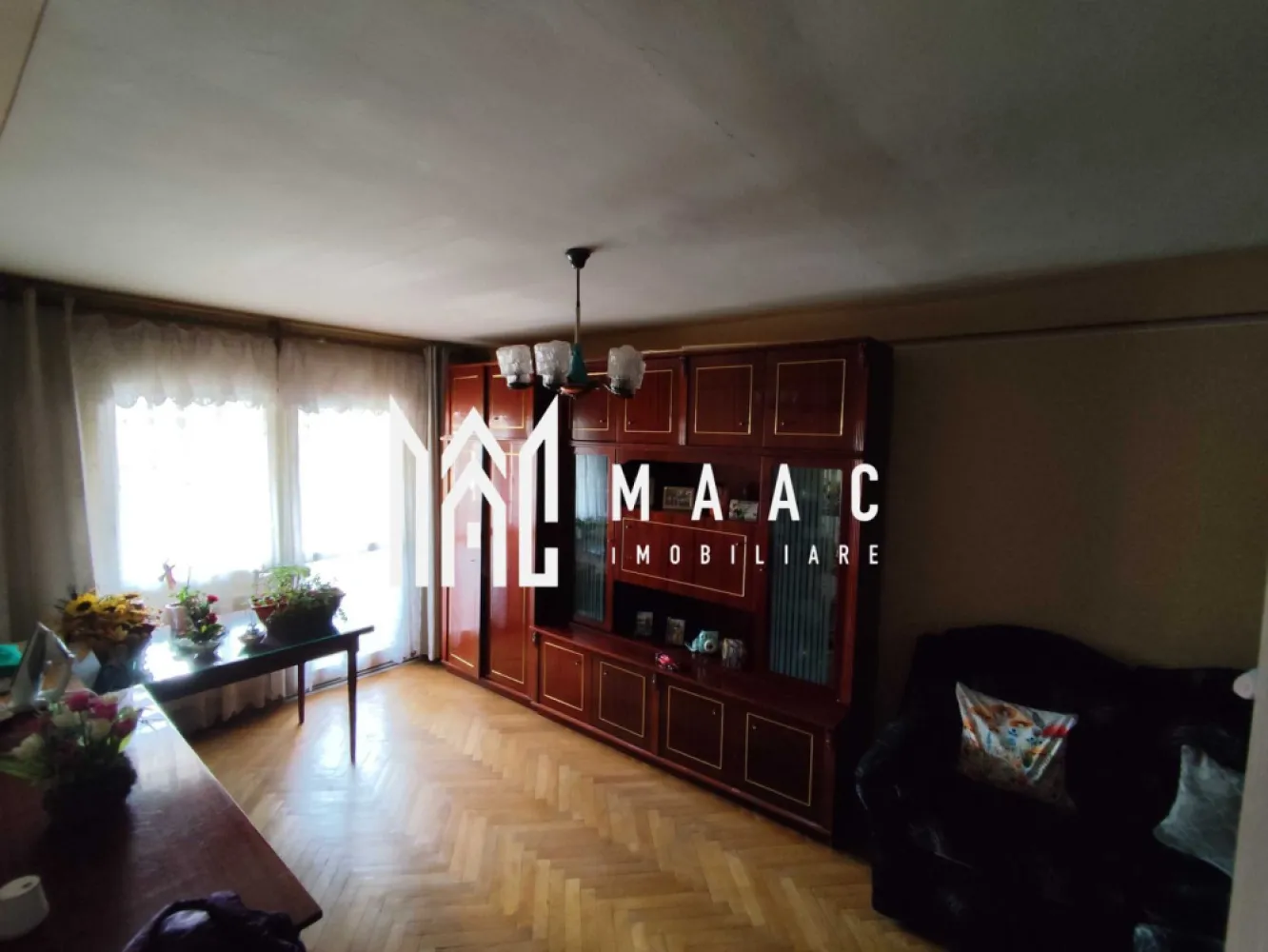 Aparatament 3 camere | Etaj 2 | Decomandat | Calea Poplacii - MAAC Imobiliare vă propune spre vânzare un apartament decomandat cu 3 camere, situat pe Calea Poplăcii, la etajul 2 al unui bloc izolat termic, o proprietate potrivită atât pentru locuire proprie, cât și pentru investiție.

Apartamentul are o suprafață utilă de 54,7 mp și beneficiază de o compartimentare eficientă, cu spații bine delimitate și funcționale. Poziționarea la etajul 2 din 4 oferă un echilibru optim între accesibilitate și confort.

Caracteristici principale:
-suprafață utilă de 54,7 mp
-3 camere decomandate
-etaj 2/4
-2 balcoane
-centrală termică proprie
-geamuri termopan
-încălzire cu calorifere
-bloc reabilitat termic

Locuința este luminoasă și primitoare, iar cele două balcoane oferă spațiu suplimentar pentru depozitare sau relaxare. Centrala termică proprie asigură control optim al costurilor, iar blocul reabilitat termic contribuie la eficiența energetică.

Amplasarea pe Calea Poplăcii oferă acces rapid către puncte de interes, zone comerciale și mijloace de transport, într-un cadru urban echilibrat și bine conectat.

Pentru mai multe detalii și pentru programarea unei vizionări, vă rugăm să menționați numărul CP2831877 la telefon.
