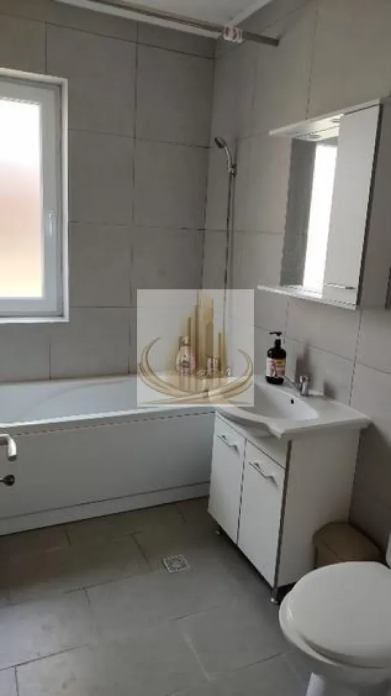 Apartament 2 camere, Giroc-Braytim - 🏡GRAND MOBILIS vă propune spre vânzare un apartament cu 2 camere, situat în Giroc, zona Braytim.

Apartamentul este amplasat la parterul unui imobil construit în anul 2018 și are o suprafață utilă de 48 mp, la care se adaugă un loc de parcare înscris în Cartea Funciară.

Compartimentare:

* Hol
* Living open-space cu bucătărie
* Dormitor
* Baie
* Balcon

Avantaje:
✔ Se vinde complet mobilat și utilat, exact ca în fotografii.
✔ Loc de parcare inclus în preț.
✔ Zonă liniștită, cu acces facil către oraș, magazine, școli și mijloace de transport.

📞 Pentru mai multe informații și programarea unei vizionări, echipa Grand Mobilis vă stă la dispoziție.
ID intern CP3211522