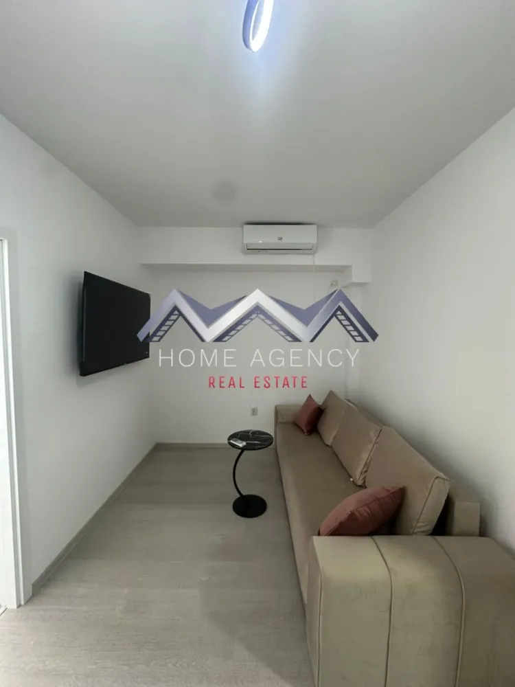 Apartament 2 camere | prima închiriere | Otopeni central - Vă prezentăm un apartament cu 2 camere, aflat la prima închiriere, situat într-o zonă centrală din Otopeni, ideal pentru persoanele care își doresc confortul unei locuințe noi, cu acces rapid către principalele puncte de interes din Nordul Capitalei.

Apartamentul este amplasat într-un imobil finalizat recent și se remarcă prin compartimentarea eficientă, finisajele moderne și spațiile generoase de depozitare. Încă de la intrare, holul impresionează prin dressing-ul extrem de generos, oferind suficient spațiu pentru organizarea lucrurilor de zi cu zi.

Zona de living este separată de bucătăria complet mobilată și utilată, astfel încât fiecare spațiu își păstrează funcționalitatea și intimitatea. Dormitorul beneficiază de acces direct către balcon, locul perfect pentru a vă bucura de cafeaua de dimineață sau de câteva momente de relaxare la finalul zilei. În plus, apartamentul beneficiază și un loc de parcare privat, pentru un plus de confort.

Poziționarea într-o zonă centrală din Otopeni oferă acces facil către supermarketuri, restaurante, mijloace de transport (stație Linia Albastră chiar în fața complexului) și principalele artere de circulație către București și Aeroportul Internațional Henri Coandă, făcând această proprietate potrivită atât pentru persoanele care lucrează în proximitate, cât și pentru cei care își doresc să locuiască într-o zonă liniștită, fără a renunța la avantajele proximității față de oraș.

În prezent, sunt disponibile două apartamente identice, situate la etajele 1 și 2 ale imobilului, reprezentând o oportunitate excelentă pentru cei care caută o locuință nouă, modernă și pregătită pentru mutare imediată.

Programează acum o vizionare!