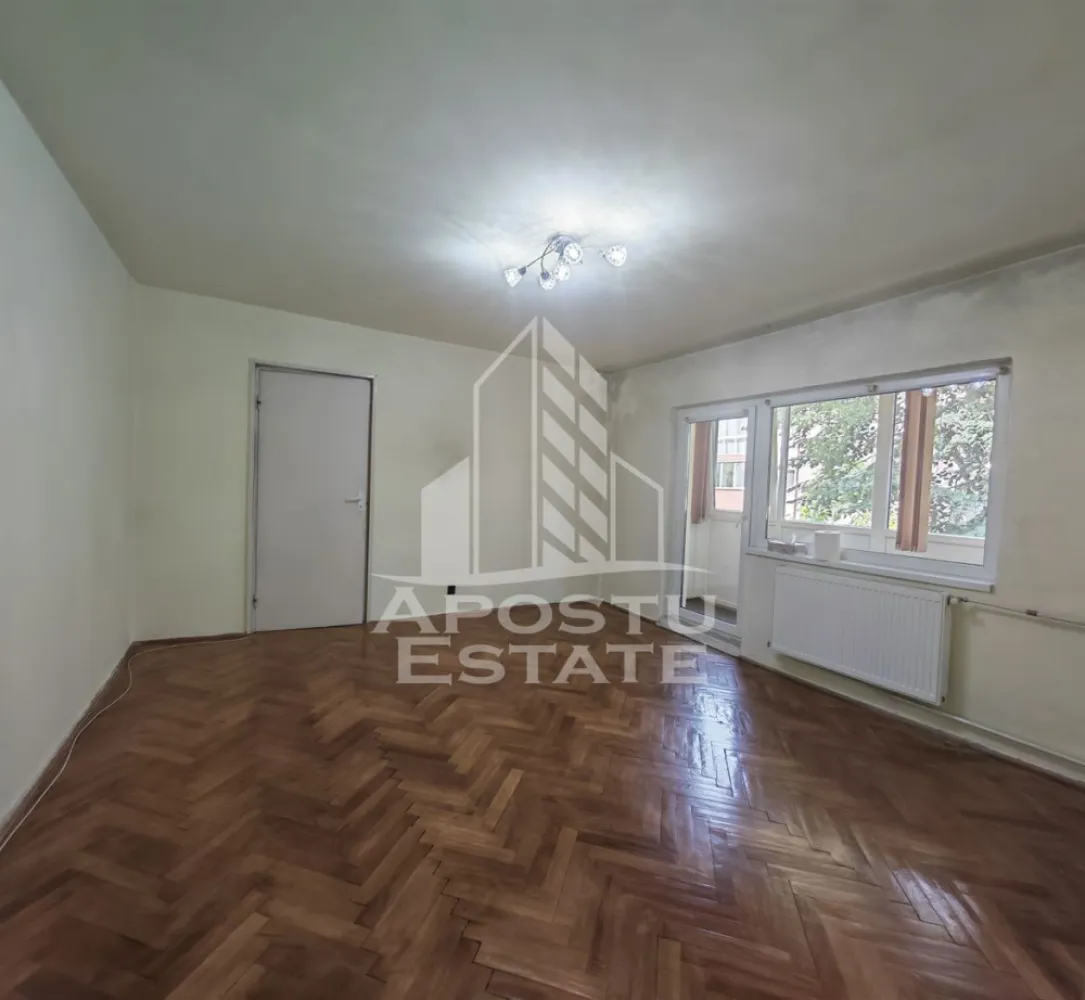 Apartament de vanzare cu 3 camere, 2 bai, 2 balcoane, zona Aradului - APOSTU ESTATE va propune spre vanzare un apartament semidecomandat cu 3 camere, 2 bai, situat la parterul unui imobil din zona Aradului, localitatea Timisoara, Timis. La doar cateva minute fata de Iulius Mall Timisoara.

Apartamentul dispune de o suprafata de 67 mpu si este compartimentat astfel:
- hol de acces 
- dormitor 
- baie de serviciu 
- living spatios si luminos cu acces la balconul inchis in termopan 
- bucatarie prevazuta cu loc de luat masa și camara 
- hol intermediar 
- dormitor 
- baie cu geam si cada

Confortul termic este asigurat prin termoficare, dar exista posibilitatea montarii centralei termice.
 Apartamentul se vinde nemobilat și necesita renovare.

Distante:
- Mijloc transport in comun la 5 minute de mers pe jos
- PROFI, farmacii si alte magazine la 5 minute de mers pe jos
- Iulius Mall la 12 minute 
- Piata Unirii la 11 minute cu masina.

Agentia imobiliara Apostu Estate va ofera consultanta bancara gratuita prin intermediul colaboratorilor nostri pentru alegerea celui mai potrivit tip de credit, astfel incat tu sa devi noul proprietar al acestui apartament.

Va asteptam cu drag la vizionare!