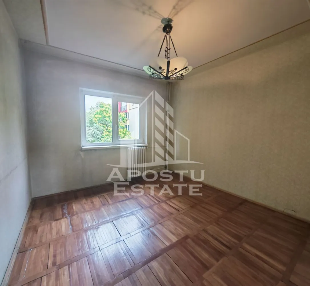 Apartament de vanzare cu 3 camere, 2 bai, 2 balcoane, zona Aradului - APOSTU ESTATE va propune spre vanzare un apartament semidecomandat cu 3 camere, 2 bai, situat la parterul unui imobil din zona Aradului, localitatea Timisoara, Timis. La doar cateva minute fata de Iulius Mall Timisoara.

Apartamentul dispune de o suprafata de 67 mpu si este compartimentat astfel:
- hol de acces 
- dormitor 
- baie de serviciu 
- living spatios si luminos cu acces la balconul inchis in termopan 
- bucatarie prevazuta cu loc de luat masa și camara 
- hol intermediar 
- dormitor 
- baie cu geam si cada

Confortul termic este asigurat prin termoficare, dar exista posibilitatea montarii centralei termice.
 Apartamentul se vinde nemobilat și necesita renovare.

Distante:
- Mijloc transport in comun la 5 minute de mers pe jos
- PROFI, farmacii si alte magazine la 5 minute de mers pe jos
- Iulius Mall la 12 minute 
- Piata Unirii la 11 minute cu masina.

Agentia imobiliara Apostu Estate va ofera consultanta bancara gratuita prin intermediul colaboratorilor nostri pentru alegerea celui mai potrivit tip de credit, astfel incat tu sa devi noul proprietar al acestui apartament.

Va asteptam cu drag la vizionare!