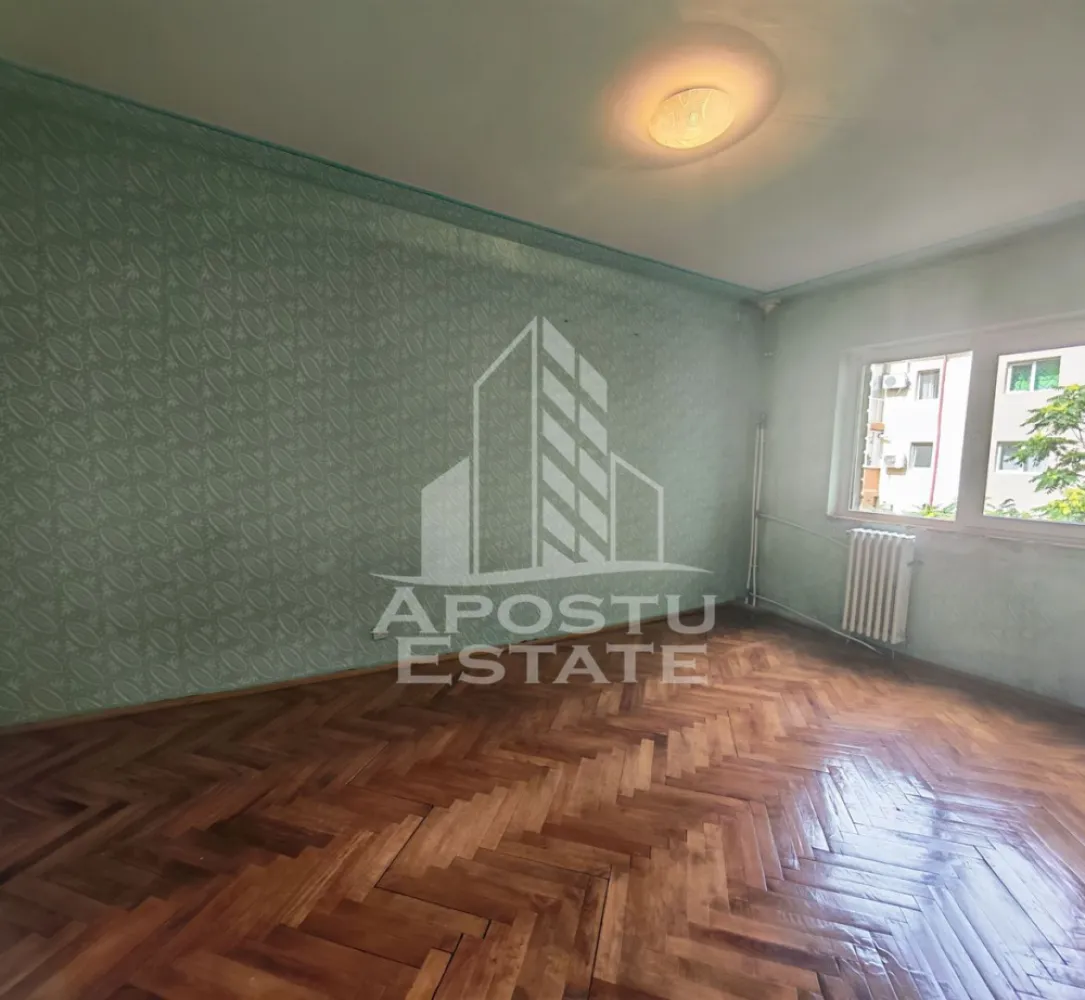 Apartament de vanzare cu 3 camere, 2 bai, 2 balcoane, zona Aradului - APOSTU ESTATE va propune spre vanzare un apartament semidecomandat cu 3 camere, 2 bai, situat la parterul unui imobil din zona Aradului, localitatea Timisoara, Timis. La doar cateva minute fata de Iulius Mall Timisoara.

Apartamentul dispune de o suprafata de 67 mpu si este compartimentat astfel:
- hol de acces 
- dormitor 
- baie de serviciu 
- living spatios si luminos cu acces la balconul inchis in termopan 
- bucatarie prevazuta cu loc de luat masa și camara 
- hol intermediar 
- dormitor 
- baie cu geam si cada

Confortul termic este asigurat prin termoficare, dar exista posibilitatea montarii centralei termice.
 Apartamentul se vinde nemobilat și necesita renovare.

Distante:
- Mijloc transport in comun la 5 minute de mers pe jos
- PROFI, farmacii si alte magazine la 5 minute de mers pe jos
- Iulius Mall la 12 minute 
- Piata Unirii la 11 minute cu masina.

Agentia imobiliara Apostu Estate va ofera consultanta bancara gratuita prin intermediul colaboratorilor nostri pentru alegerea celui mai potrivit tip de credit, astfel incat tu sa devi noul proprietar al acestui apartament.

Va asteptam cu drag la vizionare!