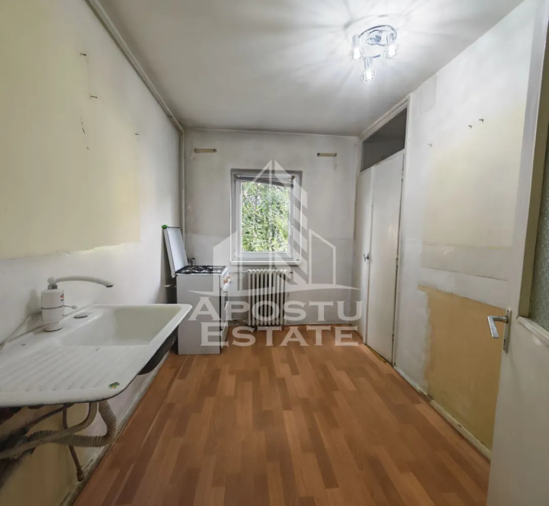 Apartament de vanzare cu 3 camere, 2 bai, 2 balcoane, zona Aradului - APOSTU ESTATE va propune spre vanzare un apartament semidecomandat cu 3 camere, 2 bai, situat la parterul unui imobil din zona Aradului, localitatea Timisoara, Timis. La doar cateva minute fata de Iulius Mall Timisoara.

Apartamentul dispune de o suprafata de 67 mpu si este compartimentat astfel:
- hol de acces 
- dormitor 
- baie de serviciu 
- living spatios si luminos cu acces la balconul inchis in termopan 
- bucatarie prevazuta cu loc de luat masa și camara 
- hol intermediar 
- dormitor 
- baie cu geam si cada

Confortul termic este asigurat prin termoficare, dar exista posibilitatea montarii centralei termice.
 Apartamentul se vinde nemobilat și necesita renovare.

Distante:
- Mijloc transport in comun la 5 minute de mers pe jos
- PROFI, farmacii si alte magazine la 5 minute de mers pe jos
- Iulius Mall la 12 minute 
- Piata Unirii la 11 minute cu masina.

Agentia imobiliara Apostu Estate va ofera consultanta bancara gratuita prin intermediul colaboratorilor nostri pentru alegerea celui mai potrivit tip de credit, astfel incat tu sa devi noul proprietar al acestui apartament.

Va asteptam cu drag la vizionare!