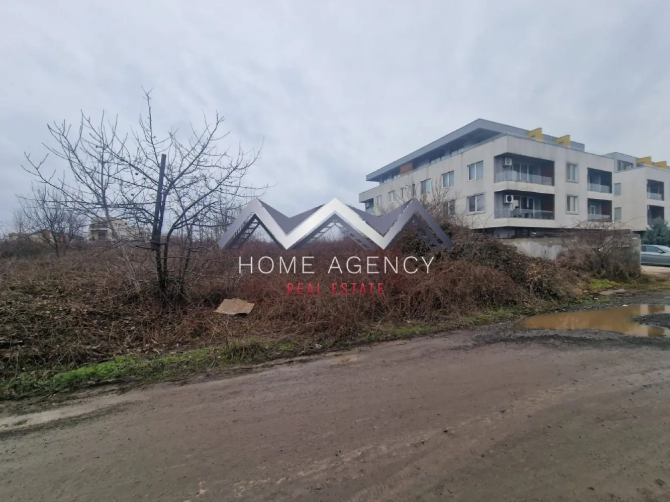 Teren 913 mp | Drumul Agatului | Sector 1, București - Vă propunem, spre vânzare, un teren intravilan cu suprafața de 913 mp, situat în Sectorul 1, București, pe Drumul Agatului, într-o zonă aflată în plină dezvoltare, cu acces facil către DN1, Aeroportul Henri Coandă și principalele puncte de interes din Nordul Capitalei. Terenul este liber de construcții și reprezintă o oportunitate excelentă atât pentru construirea unei locuințe individuale, cât și pentru dezvoltarea unui proiect rezidențial de mici dimensiuni.

Conform Certificatului de Urbanism, terenul este încadrat în subzona L1c, destinată locuințelor individuale și colective mici, cu posibilitatea edificării unei construcții cu regim de înălțime de până la P+2 etaje.

Amplasarea într-o zonă cu dezvoltare rezidențială continuă, accesul rapid către principalele artere de circulație și potențialul investițional fac din această proprietate o alegere potrivită atât pentru investitori, cât și pentru cei care își doresc să construiască o locuință într-una dintre cele mai căutate zone din Nordul Bucureștiului.

Date urbanistice (conform Certificatului de Urbanism):
- Subzona L1c
- Regim de înălțime: P+2
- POT maxim: 45%
- CUT maxim: 0,9 (1,3 cu mansardă)

O proprietate cu potențial începe întotdeauna cu o amplasare bună. 
Contactați-ne pentru a descoperi toate avantajele acestui teren și pentru a programa o vizionare.