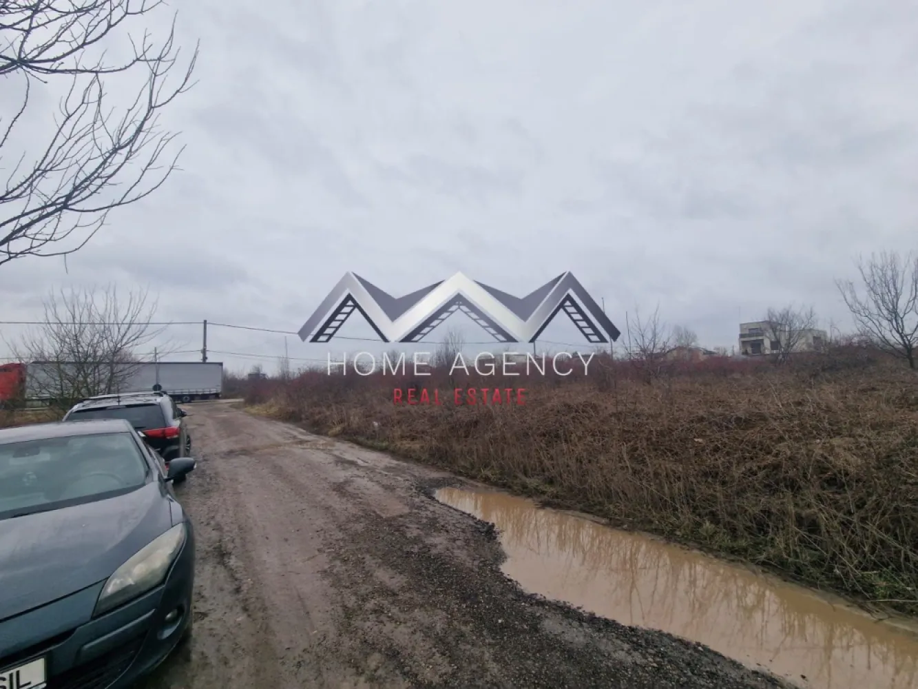 Teren 913 mp | Drumul Agatului | Sector 1, București - Vă propunem, spre vânzare, un teren intravilan cu suprafața de 913 mp, situat în Sectorul 1, București, pe Drumul Agatului, într-o zonă aflată în plină dezvoltare, cu acces facil către DN1, Aeroportul Henri Coandă și principalele puncte de interes din Nordul Capitalei. Terenul este liber de construcții și reprezintă o oportunitate excelentă atât pentru construirea unei locuințe individuale, cât și pentru dezvoltarea unui proiect rezidențial de mici dimensiuni.

Conform Certificatului de Urbanism, terenul este încadrat în subzona L1c, destinată locuințelor individuale și colective mici, cu posibilitatea edificării unei construcții cu regim de înălțime de până la P+2 etaje.

Amplasarea într-o zonă cu dezvoltare rezidențială continuă, accesul rapid către principalele artere de circulație și potențialul investițional fac din această proprietate o alegere potrivită atât pentru investitori, cât și pentru cei care își doresc să construiască o locuință într-una dintre cele mai căutate zone din Nordul Bucureștiului.

Date urbanistice (conform Certificatului de Urbanism):
- Subzona L1c
- Regim de înălțime: P+2
- POT maxim: 45%
- CUT maxim: 0,9 (1,3 cu mansardă)

O proprietate cu potențial începe întotdeauna cu o amplasare bună. 
Contactați-ne pentru a descoperi toate avantajele acestui teren și pentru a programa o vizionare.
