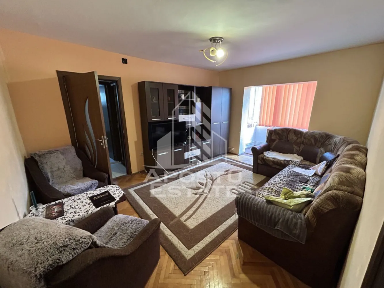Apartament la etaj interemediar, 3 camere, 55 mp, Zona Girocului - Agentia Imbiliara Apostu Estate va propune spre vanzare apartament la etaj intermediar, etajul 3, cu 3 camere, semidecomandat, in zona Girocului jud.Timis.

Apartamentul dispune de centrala proprie, si este compartimentat dupa cum urmeaza:
- hol intrare;
- dormitor;
- bucatarie inchisa;
- livingroom cu balcon inchis;
- dormitor cu balcon inchis;
- baie cu cada si fereastra;
- hol de comaprtimentare;
Apartamentul se vinde partial mobilat si partial utilat in fucntie de preferinte.
Blocul este finalizat in 1978, casa scarii este curata.
Amplasat in apropiere de intersectia Maresal Alexandru Averescu si Calea Martirilor 1989.

Pentru mai multe detalii sau pentru stabilirea unei vizionari nu ezitati sa ne contactati!
CP3211253
