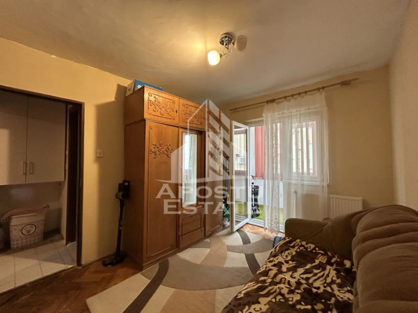 Apartament la etaj interemediar, 3 camere, 55 mp, Zona Girocului - Agentia Imbiliara Apostu Estate va propune spre vanzare apartament la etaj intermediar, etajul 3, cu 3 camere, semidecomandat, in zona Girocului jud.Timis.

Apartamentul dispune de centrala proprie, si este compartimentat dupa cum urmeaza:
- hol intrare;
- dormitor;
- bucatarie inchisa;
- livingroom cu balcon inchis;
- dormitor cu balcon inchis;
- baie cu cada si fereastra;
- hol de comaprtimentare;
Apartamentul se vinde partial mobilat si partial utilat in fucntie de preferinte.
Blocul este finalizat in 1978, casa scarii este curata.
Amplasat in apropiere de intersectia Maresal Alexandru Averescu si Calea Martirilor 1989.

Pentru mai multe detalii sau pentru stabilirea unei vizionari nu ezitati sa ne contactati!
CP3211253