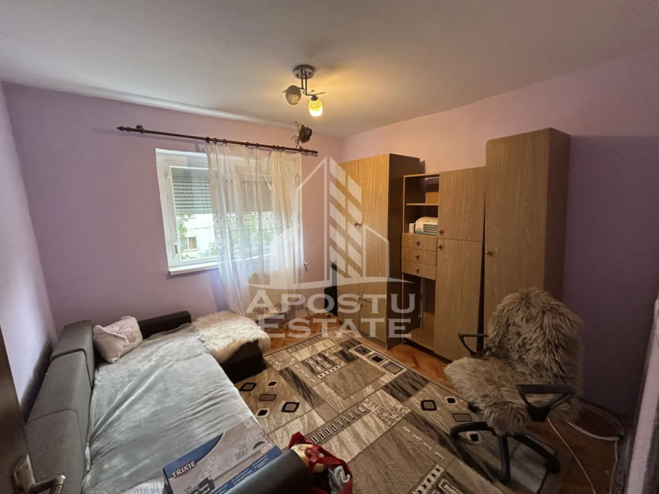 Apartament la etaj interemediar, 3 camere, 55 mp, Zona Girocului - Agentia Imbiliara Apostu Estate va propune spre vanzare apartament la etaj intermediar, etajul 3, cu 3 camere, semidecomandat, in zona Girocului jud.Timis.

Apartamentul dispune de centrala proprie, si este compartimentat dupa cum urmeaza:
- hol intrare;
- dormitor;
- bucatarie inchisa;
- livingroom cu balcon inchis;
- dormitor cu balcon inchis;
- baie cu cada si fereastra;
- hol de comaprtimentare;
Apartamentul se vinde partial mobilat si partial utilat in fucntie de preferinte.
Blocul este finalizat in 1978, casa scarii este curata.
Amplasat in apropiere de intersectia Maresal Alexandru Averescu si Calea Martirilor 1989.

Pentru mai multe detalii sau pentru stabilirea unei vizionari nu ezitati sa ne contactati!
CP3211253