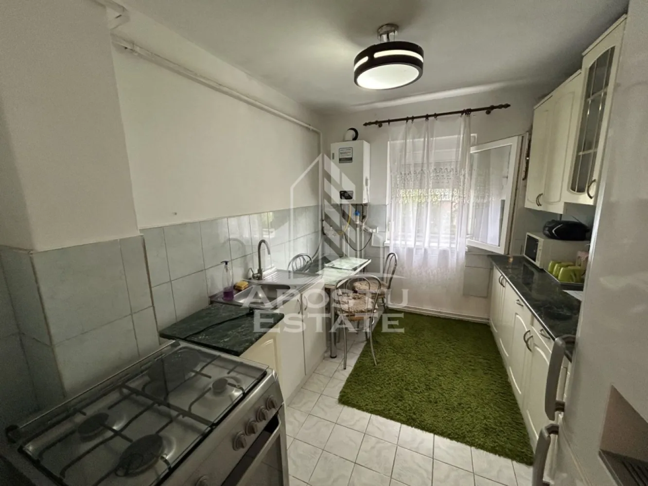 Apartament la etaj interemediar, 3 camere, 55 mp, Zona Girocului - Agentia Imbiliara Apostu Estate va propune spre vanzare apartament la etaj intermediar, etajul 3, cu 3 camere, semidecomandat, in zona Girocului jud.Timis.

Apartamentul dispune de centrala proprie, si este compartimentat dupa cum urmeaza:
- hol intrare;
- dormitor;
- bucatarie inchisa;
- livingroom cu balcon inchis;
- dormitor cu balcon inchis;
- baie cu cada si fereastra;
- hol de comaprtimentare;
Apartamentul se vinde partial mobilat si partial utilat in fucntie de preferinte.
Blocul este finalizat in 1978, casa scarii este curata.
Amplasat in apropiere de intersectia Maresal Alexandru Averescu si Calea Martirilor 1989.

Pentru mai multe detalii sau pentru stabilirea unei vizionari nu ezitati sa ne contactati!
CP3211253