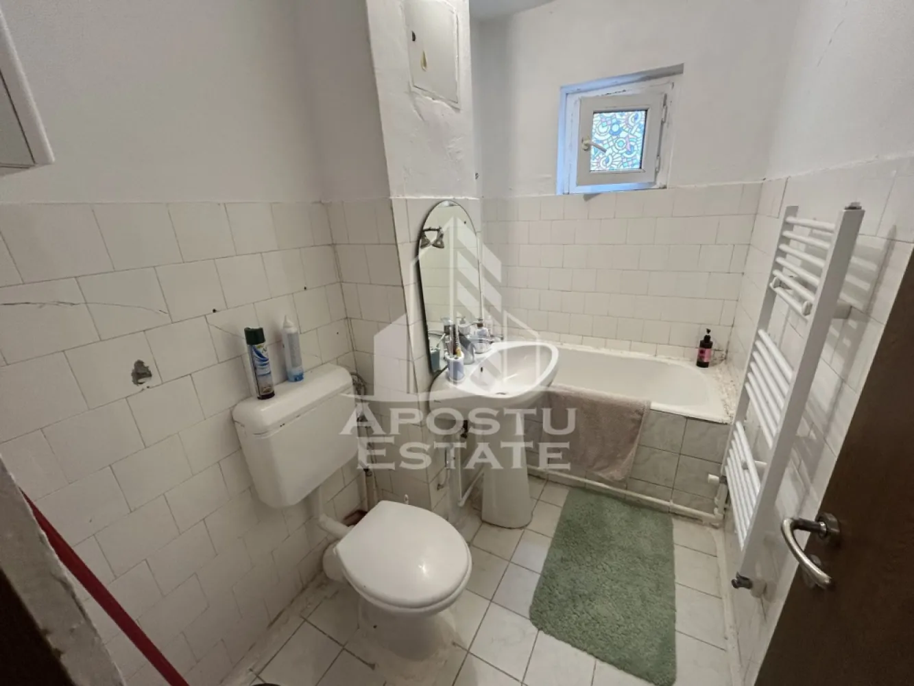 Apartament la etaj interemediar, 3 camere, 55 mp, Zona Girocului - Agentia Imbiliara Apostu Estate va propune spre vanzare apartament la etaj intermediar, etajul 3, cu 3 camere, semidecomandat, in zona Girocului jud.Timis.

Apartamentul dispune de centrala proprie, si este compartimentat dupa cum urmeaza:
- hol intrare;
- dormitor;
- bucatarie inchisa;
- livingroom cu balcon inchis;
- dormitor cu balcon inchis;
- baie cu cada si fereastra;
- hol de comaprtimentare;
Apartamentul se vinde partial mobilat si partial utilat in fucntie de preferinte.
Blocul este finalizat in 1978, casa scarii este curata.
Amplasat in apropiere de intersectia Maresal Alexandru Averescu si Calea Martirilor 1989.

Pentru mai multe detalii sau pentru stabilirea unei vizionari nu ezitati sa ne contactati!
CP3211253