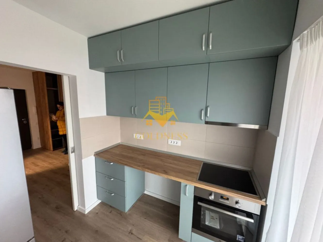 3 camere,modern,bloc nou, 2 parcari, Gheorgheni Soporului, Iulius Mall - GOLDNESS Imobiliare vă propune spre închiriere un apartament cu 3 camere partial mobilat, in Gheorgheni, Zona Soporului.
Dispune de 2 locuri de parcare!
Se află în apropierea stațiilor de transport în comun, magazine, restaurante, spații verzi, farmacii, etc. 

Apartamentul este compartimentat astfel:
 - 3 camere decomandate, care se pot mobila la cerere
 -2 bai 
- bucatarie complet mobilata, utilata
- terasa de 40 mp

Imobilul este dotat cu toate cele necesare- centrală proprie, frigider, aragaz, hotă, mașină de spălat haine, etc. 

Dacă sunteți interesați de acest apartament și doriți să îl vizionați, dar și pentru alte oferte nu ezitați să ne contactați telefonic sau prin e-mail. Vă stăm la dispoziție!
Pentru intermediere se percepe un comision de 50% din prețul chiriei!