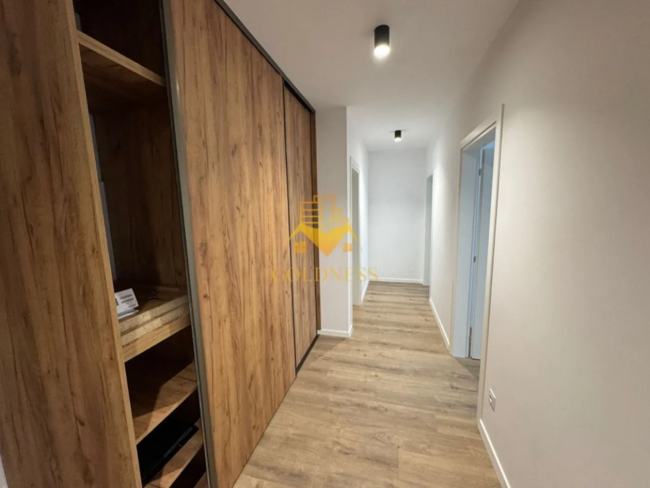 3 camere,modern,bloc nou, 2 parcari, Gheorgheni Soporului, Iulius Mall - GOLDNESS Imobiliare vă propune spre închiriere un apartament cu 3 camere partial mobilat, in Gheorgheni, Zona Soporului.
Dispune de 2 locuri de parcare!
Se află în apropierea stațiilor de transport în comun, magazine, restaurante, spații verzi, farmacii, etc. 

Apartamentul este compartimentat astfel:
 - 3 camere decomandate, care se pot mobila la cerere
 -2 bai 
- bucatarie complet mobilata, utilata
- terasa de 40 mp

Imobilul este dotat cu toate cele necesare- centrală proprie, frigider, aragaz, hotă, mașină de spălat haine, etc. 

Dacă sunteți interesați de acest apartament și doriți să îl vizionați, dar și pentru alte oferte nu ezitați să ne contactați telefonic sau prin e-mail. Vă stăm la dispoziție!
Pentru intermediere se percepe un comision de 50% din prețul chiriei!