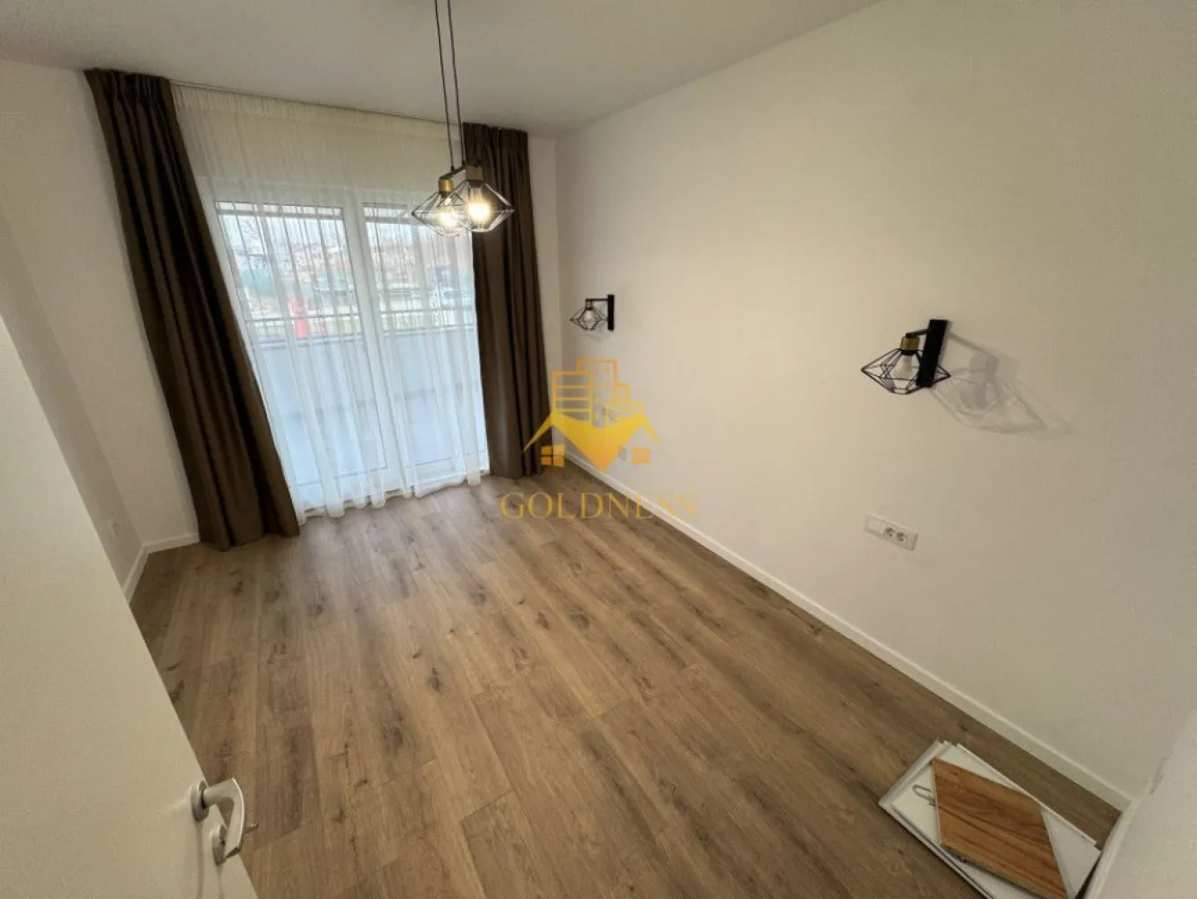3 camere,modern,bloc nou, 2 parcari, Gheorgheni Soporului, Iulius Mall - GOLDNESS Imobiliare vă propune spre închiriere un apartament cu 3 camere partial mobilat, in Gheorgheni, Zona Soporului.
Dispune de 2 locuri de parcare!
Se află în apropierea stațiilor de transport în comun, magazine, restaurante, spații verzi, farmacii, etc. 

Apartamentul este compartimentat astfel:
 - 3 camere decomandate, care se pot mobila la cerere
 -2 bai 
- bucatarie complet mobilata, utilata
- terasa de 40 mp

Imobilul este dotat cu toate cele necesare- centrală proprie, frigider, aragaz, hotă, mașină de spălat haine, etc. 

Dacă sunteți interesați de acest apartament și doriți să îl vizionați, dar și pentru alte oferte nu ezitați să ne contactați telefonic sau prin e-mail. Vă stăm la dispoziție!
Pentru intermediere se percepe un comision de 50% din prețul chiriei!