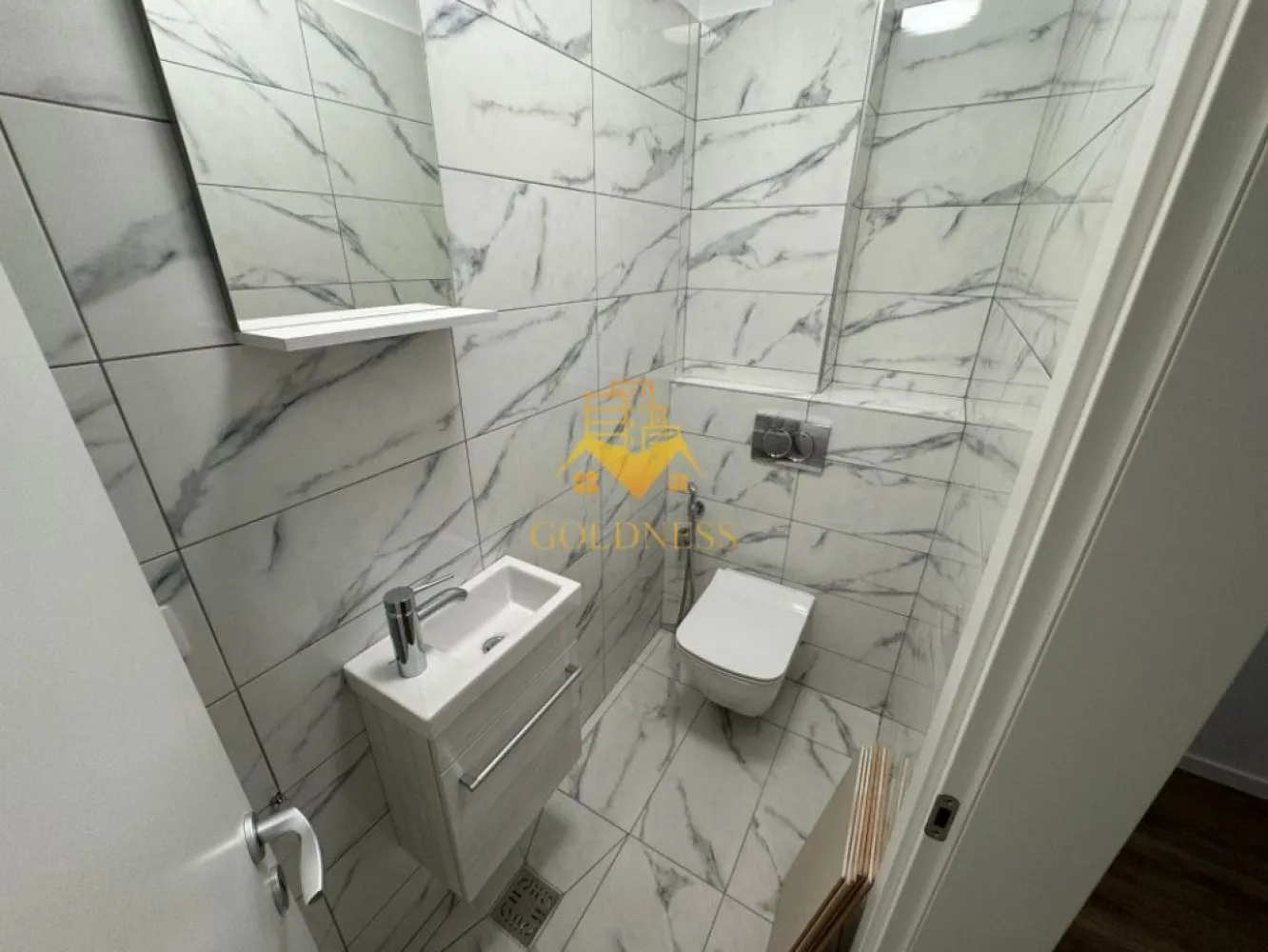 3 camere,modern,bloc nou, 2 parcari, Gheorgheni Soporului, Iulius Mall - GOLDNESS Imobiliare vă propune spre închiriere un apartament cu 3 camere partial mobilat, in Gheorgheni, Zona Soporului.
Dispune de 2 locuri de parcare!
Se află în apropierea stațiilor de transport în comun, magazine, restaurante, spații verzi, farmacii, etc. 

Apartamentul este compartimentat astfel:
 - 3 camere decomandate, care se pot mobila la cerere
 -2 bai 
- bucatarie complet mobilata, utilata
- terasa de 40 mp

Imobilul este dotat cu toate cele necesare- centrală proprie, frigider, aragaz, hotă, mașină de spălat haine, etc. 

Dacă sunteți interesați de acest apartament și doriți să îl vizionați, dar și pentru alte oferte nu ezitați să ne contactați telefonic sau prin e-mail. Vă stăm la dispoziție!
Pentru intermediere se percepe un comision de 50% din prețul chiriei!