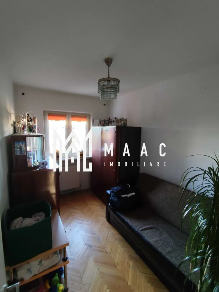 Aparatament 3 camere | Etaj 2 | Decomandat | Calea Poplacii - MAAC Imobiliare vă propune spre vânzare un apartament decomandat cu 3 camere, situat pe Calea Poplăcii, la etajul 2 al unui bloc izolat termic, o proprietate potrivită atât pentru locuire proprie, cât și pentru investiție.

Apartamentul are o suprafață utilă de 54,7 mp și beneficiază de o compartimentare eficientă, cu spații bine delimitate și funcționale. Poziționarea la etajul 2 din 4 oferă un echilibru optim între accesibilitate și confort.

Caracteristici principale:
-suprafață utilă de 54,7 mp
-3 camere decomandate
-etaj 2/4
-2 balcoane
-centrală termică proprie
-geamuri termopan
-încălzire cu calorifere
-bloc reabilitat termic

Locuința este luminoasă și primitoare, iar cele două balcoane oferă spațiu suplimentar pentru depozitare sau relaxare. Centrala termică proprie asigură control optim al costurilor, iar blocul reabilitat termic contribuie la eficiența energetică.

Amplasarea pe Calea Poplăcii oferă acces rapid către puncte de interes, zone comerciale și mijloace de transport, într-un cadru urban echilibrat și bine conectat.

Pentru mai multe detalii și pentru programarea unei vizionări, vă rugăm să menționați numărul CP2831877 la telefon.