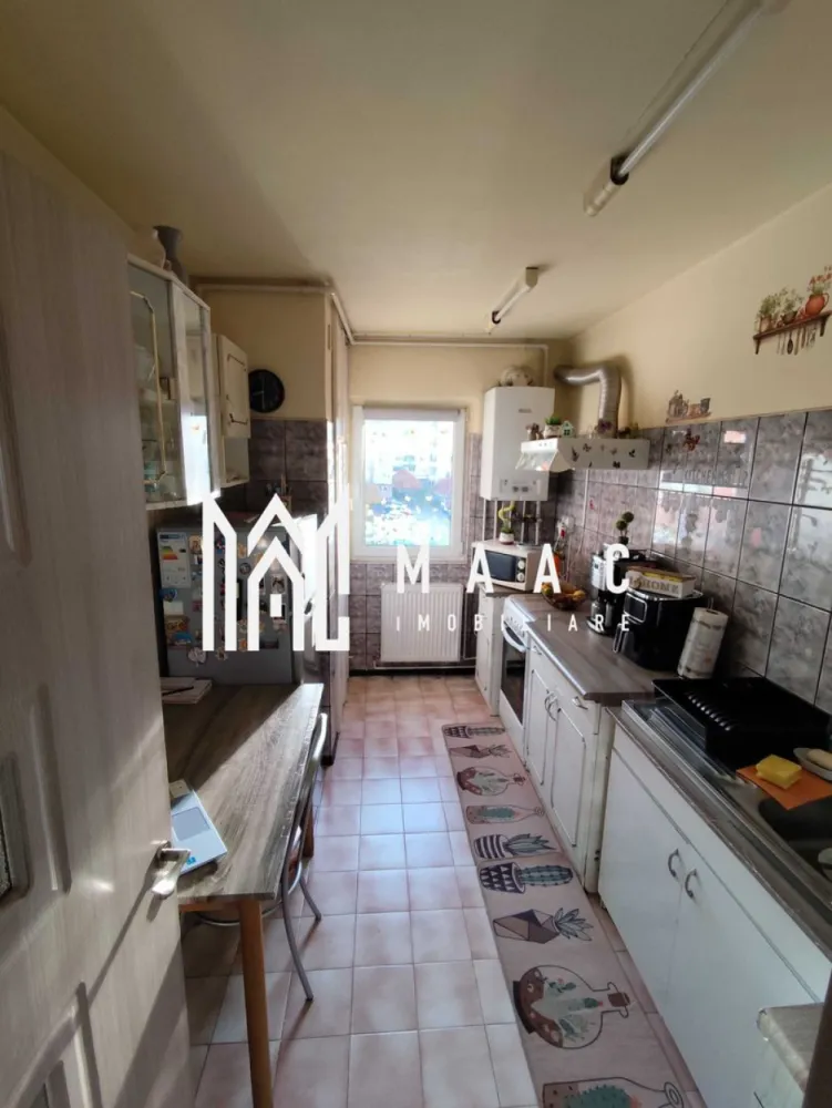 Aparatament 3 camere | Etaj 2 | Decomandat | Calea Poplacii - MAAC Imobiliare vă propune spre vânzare un apartament decomandat cu 3 camere, situat pe Calea Poplăcii, la etajul 2 al unui bloc izolat termic, o proprietate potrivită atât pentru locuire proprie, cât și pentru investiție.

Apartamentul are o suprafață utilă de 54,7 mp și beneficiază de o compartimentare eficientă, cu spații bine delimitate și funcționale. Poziționarea la etajul 2 din 4 oferă un echilibru optim între accesibilitate și confort.

Caracteristici principale:
-suprafață utilă de 54,7 mp
-3 camere decomandate
-etaj 2/4
-2 balcoane
-centrală termică proprie
-geamuri termopan
-încălzire cu calorifere
-bloc reabilitat termic

Locuința este luminoasă și primitoare, iar cele două balcoane oferă spațiu suplimentar pentru depozitare sau relaxare. Centrala termică proprie asigură control optim al costurilor, iar blocul reabilitat termic contribuie la eficiența energetică.

Amplasarea pe Calea Poplăcii oferă acces rapid către puncte de interes, zone comerciale și mijloace de transport, într-un cadru urban echilibrat și bine conectat.

Pentru mai multe detalii și pentru programarea unei vizionări, vă rugăm să menționați numărul CP2831877 la telefon.