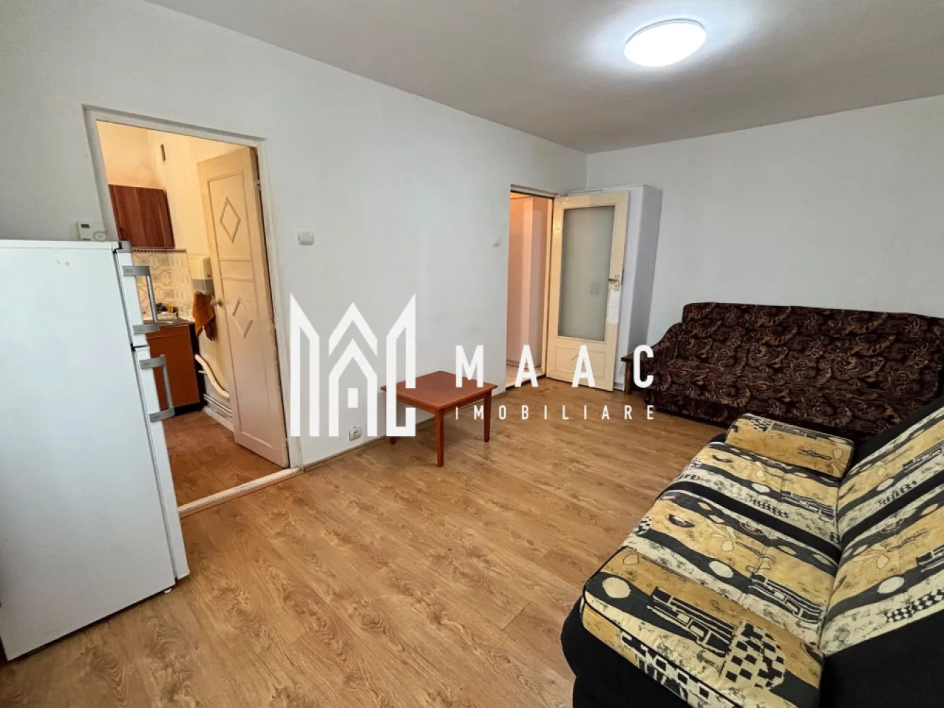 Garsoniera | Parter | 28 MPU | Valea Aurie - MAAC Imobiliare vă propune spre vânzare o garsonieră situată în cartierul Valea Aurie, o zonă apreciată pentru liniște și accesul facil către principalele puncte de interes ale orașului.

Cu o suprafață utilă de 28 mp, locuința este amplasată la parter și se vinde complet mobilată și utilată, fiind pregătită atât pentru mutare imediată, cât și pentru închiriere.

Detalii proprietate
Suprafață utilă: 28 mp
Parter
Complet mobilată și utilată
Avantaje
Pretabilă pentru investiție
Costuri reduse de întreținere
Disponibilă imediat
Zonă liniștită și bine conectată
Avantaje locație
Aproape de magazine de cartier și supermarketuri
Stații de autobuz în apropiere
Școli și grădinițe

Pentru mai multe detalii, vă rugăm să menționați telefonic numărul CP3210075