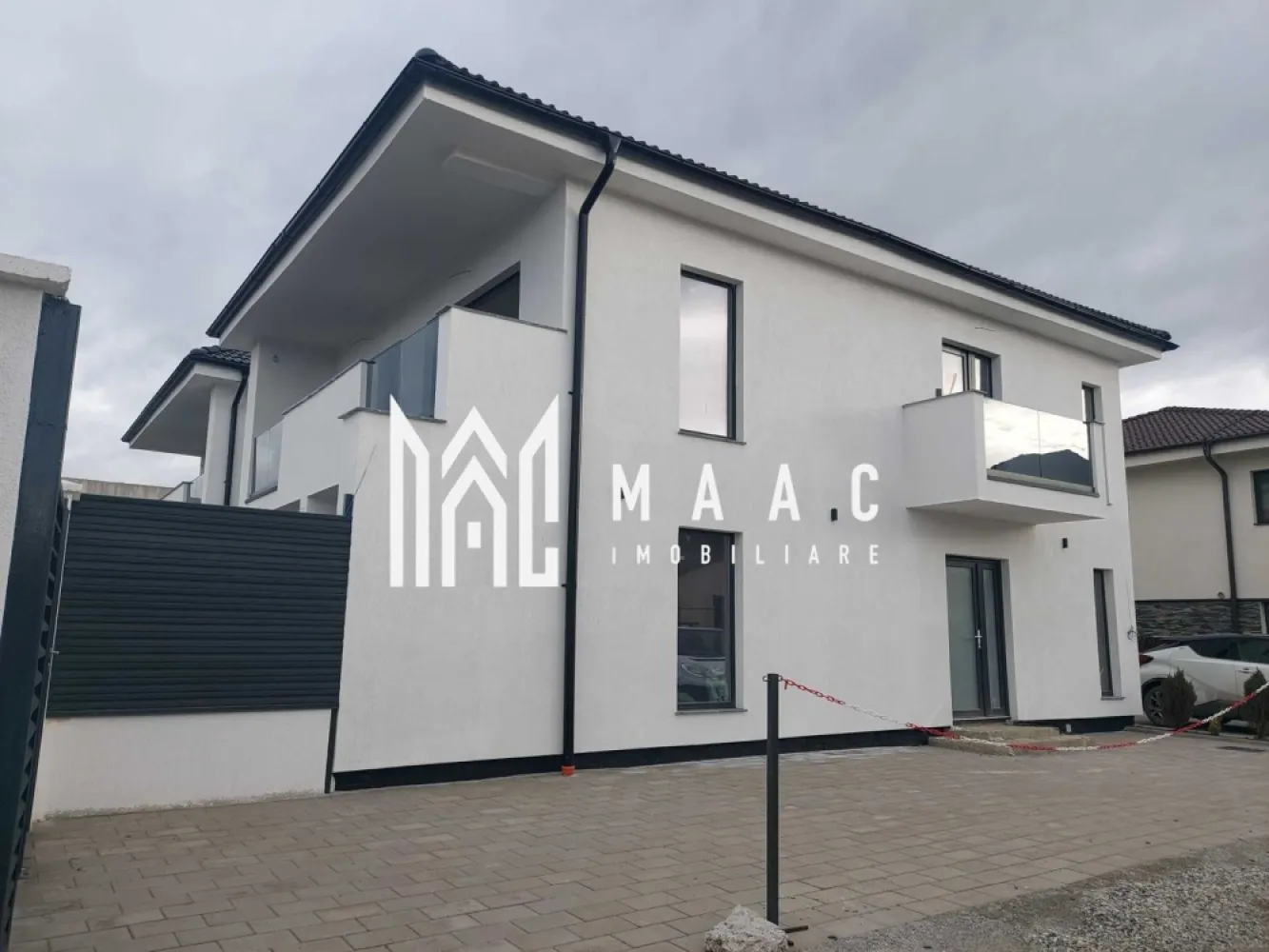 Casă cuplată P+1E+pod I 146 mp I teren 475 mp I Șelimbăr - MAAC Imobiliare vă propune spre vânzare o casă cuplată P+1E+pod, intabulată, situată în Șelimbăr, într-o zonă exclusivă de case, ideală pentru o familie care își dorește spațiu, confort și acces rapid la utilități.

Proprietatea are o suprafață construită desfășurată de 192 mp și o suprafață utilă de 146 mp, la care se adaugă o terasă acoperită de 16 mp. Terenul are o suprafață totală de 475 mp, oferind suficient spațiu pentru relaxare, amenajări exterioare și parcare.

Casa este racordată la principalele rețele de utilități: apă, gaz, curent trifazic și fibră optică. Exteriorul este predat la cheie, cu gard, poartă de acces pietonal și auto, instalație pregătită pentru videofon/interfon, poartă auto cu instalație electrică pentru automatizare, 2 locuri de parcare și zone pavate.

Compartimentarea este practică și bine gândită:

• Parter: living cu bucătărie open-space, cu posibilitate de compartimentare, baie, cămară, hol de intrare, terasă acoperită și magazie exterioară;
• Etaj: 3 dormitoare, fiecare cu balcon individual, hol, baie și dressing;
• Pod: spațiu open-space, potrivit pentru depozitare, cu instalație electrică.

Interiorul se predă la alb avansat, cu două straturi de lavabilă, centrală termică, încălzire în pardoseală la parter și etaj, instalații electrice și sanitare, tâmplărie PVC Salamander cu 5 camere, geam tripan Solar pachet 40 și feronerie Roto.

Această casă de vânzare în Șelimbăr este potrivită pentru cei care caută o locuință spațioasă, eficient compartimentată, într-o zonă liniștită de case, cu teren generos și dotări moderne. CP2974471