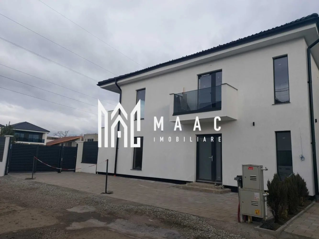 Casă cuplată P+1E+pod I 146 mp I teren 475 mp I Șelimbăr - MAAC Imobiliare vă propune spre vânzare o casă cuplată P+1E+pod, intabulată, situată în Șelimbăr, într-o zonă exclusivă de case, ideală pentru o familie care își dorește spațiu, confort și acces rapid la utilități.

Proprietatea are o suprafață construită desfășurată de 192 mp și o suprafață utilă de 146 mp, la care se adaugă o terasă acoperită de 16 mp. Terenul are o suprafață totală de 475 mp, oferind suficient spațiu pentru relaxare, amenajări exterioare și parcare.

Casa este racordată la principalele rețele de utilități: apă, gaz, curent trifazic și fibră optică. Exteriorul este predat la cheie, cu gard, poartă de acces pietonal și auto, instalație pregătită pentru videofon/interfon, poartă auto cu instalație electrică pentru automatizare, 2 locuri de parcare și zone pavate.

Compartimentarea este practică și bine gândită:

• Parter: living cu bucătărie open-space, cu posibilitate de compartimentare, baie, cămară, hol de intrare, terasă acoperită și magazie exterioară;
• Etaj: 3 dormitoare, fiecare cu balcon individual, hol, baie și dressing;
• Pod: spațiu open-space, potrivit pentru depozitare, cu instalație electrică.

Interiorul se predă la alb avansat, cu două straturi de lavabilă, centrală termică, încălzire în pardoseală la parter și etaj, instalații electrice și sanitare, tâmplărie PVC Salamander cu 5 camere, geam tripan Solar pachet 40 și feronerie Roto.

Această casă de vânzare în Șelimbăr este potrivită pentru cei care caută o locuință spațioasă, eficient compartimentată, într-o zonă liniștită de case, cu teren generos și dotări moderne. CP2974471