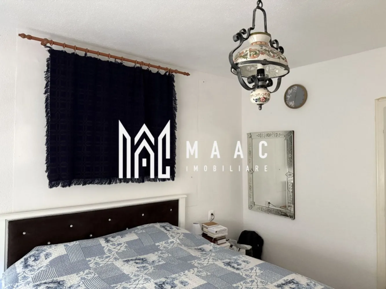 Casă I Teren 1550 mp I Sat Vale I Mărginimea Sibiului - MAAC Imobiliare va propun spre vanzare o casă deosebită cu priveliște panoramică – Sat Vale, Mărginimea Sibiului
O proprietate idilică ce îmbină confortul modern cu farmecul tradițional, ideală pentru o reședință de familie sau transformare în pensiune tip boutique.

Configurație: 262 mp utili distribuiți pe 3 niveluri; 5 camere spațioase și 4 băi.
Teren: 1.550 mp cu livadă matură și intimitate totală.
Confort Termic: Încălzire mixtă (gaz + lemne), termosemineu, sobe de teracotă și sobă tradițională în bucătărie.
Facilități exterioare: * Terasă mare acoperită cu grătar pentru mese festive.
Bucătărie de vară separată, cameră frigorifică și magazie.
Pivniță spațioasă, pergolă în grădină și zonă de grătar în curte.
Utilități: Curent, apă, gaz, canalizare.
De ce să alegeți MAAC Imobiliare pentru aceste proprietăți?
Business Gata de Operare: Pensiunea din Cârțișoara oferă un randament imediat, având toate dotările necesare și istoricul de business inclus.
Potențial de Dezvoltare: Proprietatea din satul Vale reprezintă o oportunitate rară de a investi într-o zonă montană premium, cu un teren generos și finisaje de calitate.
Locații Strategice: Ambele proprietăți sunt situate în zone turistice de top din județul Sibiu, asigurând valoare pe termen lung.
Sunteți interesați să programați o vizionare pentru oricare dintre aceste locații? Contactați-ne la sediul nostru din Sibiu, strada Oituzului nr. 12 sau telefonic pentru a discuta detaliile acestor oportunități.

MAAC Imobiliare – Partenerul dumneavoastră de încredere în investiții imobiliare.
Pentru mai multe detalii precizati telefonic ca ati vazut anuntul cu ID CP2966957