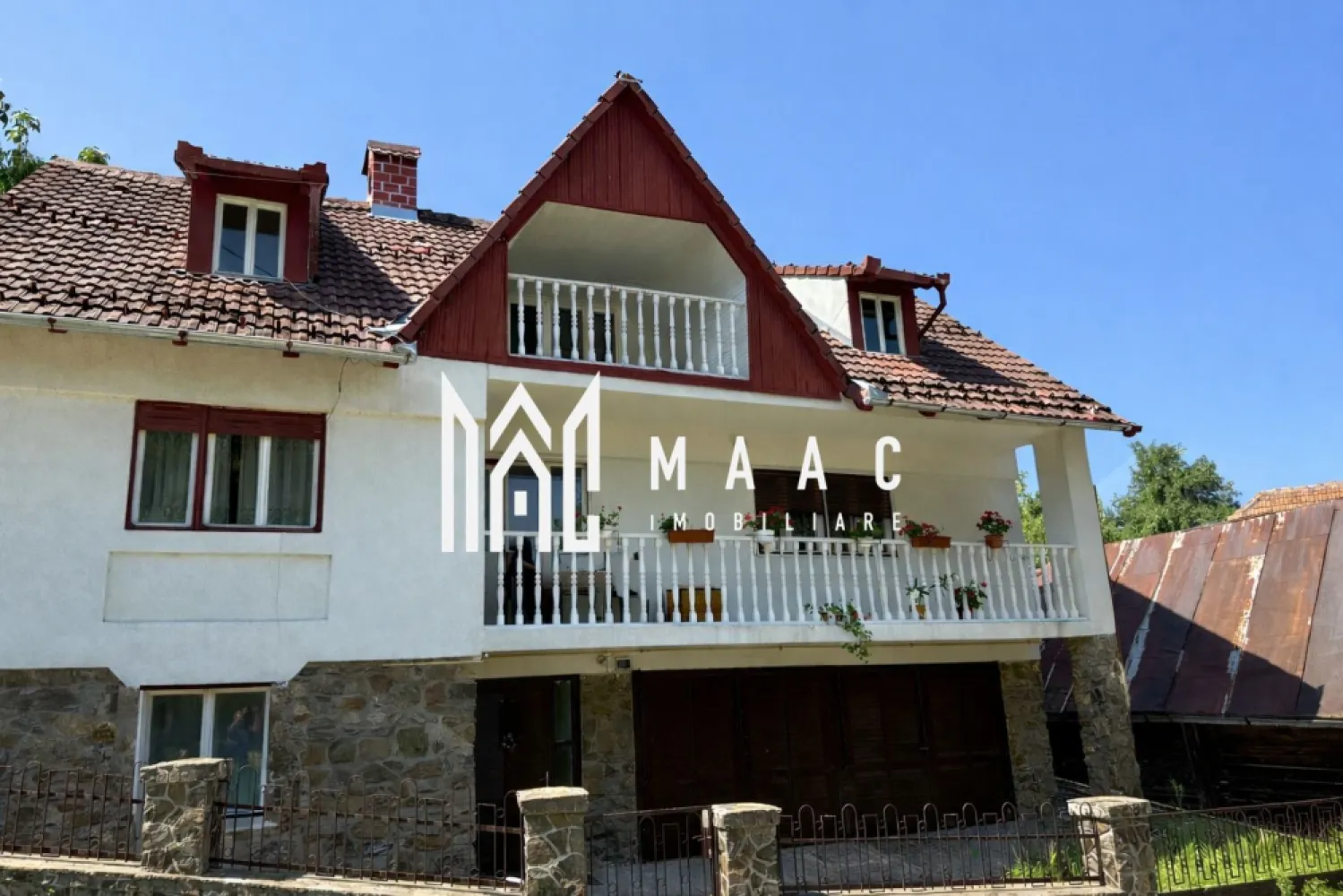Casă I Teren 1550 mp I Sat Vale I Mărginimea Sibiului - MAAC Imobiliare va propun spre vanzare o casă deosebită cu priveliște panoramică – Sat Vale, Mărginimea Sibiului
O proprietate idilică ce îmbină confortul modern cu farmecul tradițional, ideală pentru o reședință de familie sau transformare în pensiune tip boutique.

Configurație: 262 mp utili distribuiți pe 3 niveluri; 5 camere spațioase și 4 băi.
Teren: 1.550 mp cu livadă matură și intimitate totală.
Confort Termic: Încălzire mixtă (gaz + lemne), termosemineu, sobe de teracotă și sobă tradițională în bucătărie.
Facilități exterioare: * Terasă mare acoperită cu grătar pentru mese festive.
Bucătărie de vară separată, cameră frigorifică și magazie.
Pivniță spațioasă, pergolă în grădină și zonă de grătar în curte.
Utilități: Curent, apă, gaz, canalizare.
De ce să alegeți MAAC Imobiliare pentru aceste proprietăți?
Business Gata de Operare: Pensiunea din Cârțișoara oferă un randament imediat, având toate dotările necesare și istoricul de business inclus.
Potențial de Dezvoltare: Proprietatea din satul Vale reprezintă o oportunitate rară de a investi într-o zonă montană premium, cu un teren generos și finisaje de calitate.
Locații Strategice: Ambele proprietăți sunt situate în zone turistice de top din județul Sibiu, asigurând valoare pe termen lung.
Sunteți interesați să programați o vizionare pentru oricare dintre aceste locații? Contactați-ne la sediul nostru din Sibiu, strada Oituzului nr. 12 sau telefonic pentru a discuta detaliile acestor oportunități.

MAAC Imobiliare – Partenerul dumneavoastră de încredere în investiții imobiliare.
Pentru mai multe detalii precizati telefonic ca ati vazut anuntul cu ID CP2966957