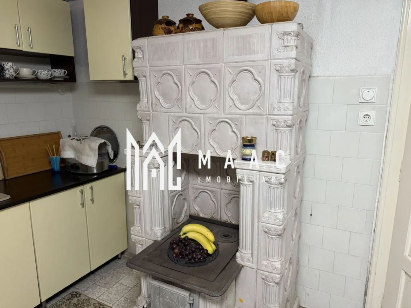 Casă I Teren 1550 mp I Sat Vale I Mărginimea Sibiului - MAAC Imobiliare va propun spre vanzare o casă deosebită cu priveliște panoramică – Sat Vale, Mărginimea Sibiului
O proprietate idilică ce îmbină confortul modern cu farmecul tradițional, ideală pentru o reședință de familie sau transformare în pensiune tip boutique.

Configurație: 262 mp utili distribuiți pe 3 niveluri; 5 camere spațioase și 4 băi.
Teren: 1.550 mp cu livadă matură și intimitate totală.
Confort Termic: Încălzire mixtă (gaz + lemne), termosemineu, sobe de teracotă și sobă tradițională în bucătărie.
Facilități exterioare: * Terasă mare acoperită cu grătar pentru mese festive.
Bucătărie de vară separată, cameră frigorifică și magazie.
Pivniță spațioasă, pergolă în grădină și zonă de grătar în curte.
Utilități: Curent, apă, gaz, canalizare.
De ce să alegeți MAAC Imobiliare pentru aceste proprietăți?
Business Gata de Operare: Pensiunea din Cârțișoara oferă un randament imediat, având toate dotările necesare și istoricul de business inclus.
Potențial de Dezvoltare: Proprietatea din satul Vale reprezintă o oportunitate rară de a investi într-o zonă montană premium, cu un teren generos și finisaje de calitate.
Locații Strategice: Ambele proprietăți sunt situate în zone turistice de top din județul Sibiu, asigurând valoare pe termen lung.
Sunteți interesați să programați o vizionare pentru oricare dintre aceste locații? Contactați-ne la sediul nostru din Sibiu, strada Oituzului nr. 12 sau telefonic pentru a discuta detaliile acestor oportunități.

MAAC Imobiliare – Partenerul dumneavoastră de încredere în investiții imobiliare.
Pentru mai multe detalii precizati telefonic ca ati vazut anuntul cu ID CP2966957