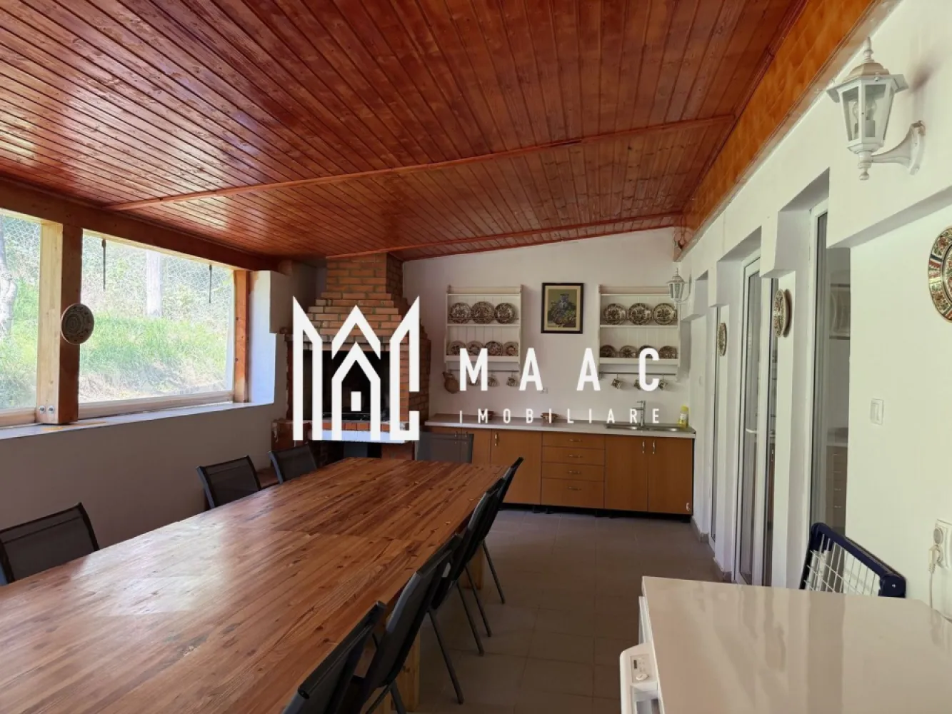Casă I Teren 1550 mp I Sat Vale I Mărginimea Sibiului - MAAC Imobiliare va propun spre vanzare o casă deosebită cu priveliște panoramică – Sat Vale, Mărginimea Sibiului
O proprietate idilică ce îmbină confortul modern cu farmecul tradițional, ideală pentru o reședință de familie sau transformare în pensiune tip boutique.

Configurație: 262 mp utili distribuiți pe 3 niveluri; 5 camere spațioase și 4 băi.
Teren: 1.550 mp cu livadă matură și intimitate totală.
Confort Termic: Încălzire mixtă (gaz + lemne), termosemineu, sobe de teracotă și sobă tradițională în bucătărie.
Facilități exterioare: * Terasă mare acoperită cu grătar pentru mese festive.
Bucătărie de vară separată, cameră frigorifică și magazie.
Pivniță spațioasă, pergolă în grădină și zonă de grătar în curte.
Utilități: Curent, apă, gaz, canalizare.
De ce să alegeți MAAC Imobiliare pentru aceste proprietăți?
Business Gata de Operare: Pensiunea din Cârțișoara oferă un randament imediat, având toate dotările necesare și istoricul de business inclus.
Potențial de Dezvoltare: Proprietatea din satul Vale reprezintă o oportunitate rară de a investi într-o zonă montană premium, cu un teren generos și finisaje de calitate.
Locații Strategice: Ambele proprietăți sunt situate în zone turistice de top din județul Sibiu, asigurând valoare pe termen lung.
Sunteți interesați să programați o vizionare pentru oricare dintre aceste locații? Contactați-ne la sediul nostru din Sibiu, strada Oituzului nr. 12 sau telefonic pentru a discuta detaliile acestor oportunități.

MAAC Imobiliare – Partenerul dumneavoastră de încredere în investiții imobiliare.
Pentru mai multe detalii precizati telefonic ca ati vazut anuntul cu ID CP2966957
