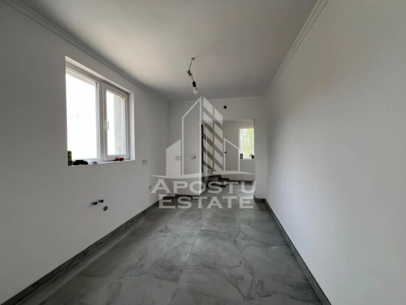Casa individuala pe etaj de vanzare, renovata complet, Becicherecu Mic - APOSTU ESTATE va ofera spre vanzare o casa individuala moderna, situata in judetul Timis, localitatea Becicherecu Mic, intr-o zona centrala, linistita si in continua dezvoltare, la aproximativ 15 minute de Timisoara. Proprietatea beneficiaza de acces facil catre principalele puncte de interes din localitate, fiind ideala pentru familii sau pentru cei care isi doresc confort, intimitate si o locuinta bine amplasata.

Casa este amplasata pe un teren de 590 mp si dispune de o suprafata utila de 140mp, si un garaj cu o anexa de 78 mp, oferind un echilibru perfect intre spatiul interior si curtea privata, ideala pentru relaxare, gradinarit sau amenajarea unui loc de joaca pentru copii.

Compartimentarea este practica si eficienta, fiind alcatuita din 4 camere, hol, living cu bucatarie open-space, baie si pod propriu, ce poate fi utilizat ca spatiu suplimentar pentru depozitare.

Confortul locuintei este completat de toate utilitatile necesare, respectiv gaz, curent electric si canalizare, iar izolatia exterioara cu polistiren de 10 cm contribuie la un consum redus de energie si un confort termic sporit pe tot parcursul anului.

Un avantaj important al proprietatii il reprezinta posibilitatea de a-ti personaliza baia prin alegerea obiectelor sanitare, astfel incat locuinta sa fie amenajata dupa propriul gust si stil.

Beneficii:

* Casa individuala cu teren propriu de 590 mp
* Suprafata utila de 140 mp
* Suprafata garaj si anexe: 78 mp
* Izolatie exterioara cu polistiren de 10 cm
* Curent si canalizare, gazul este in fata portii
* Curte privata cu multiple posibilitati de amenajare
* Zona centrala, linistita, cu acces rapid catre Timisoara

Aceasta proprietate reprezinta alegerea potrivita pentru cei care isi doresc o casa individuala intr-o zona apreciata, cu acces facil catre oras si toate avantajele unei locuinte moderne.

Agentia imobiliara Apostu Estate va ofera consultanta bancara gratuita prin intermediul colaboratorilor nostri pentru alegerea celui mai potrivit tip de credit, astfel incat tu sa devii noul proprietar al acestei case.

Va asteptam cu drag la o vizionare!

ID intern: CP3211555!
