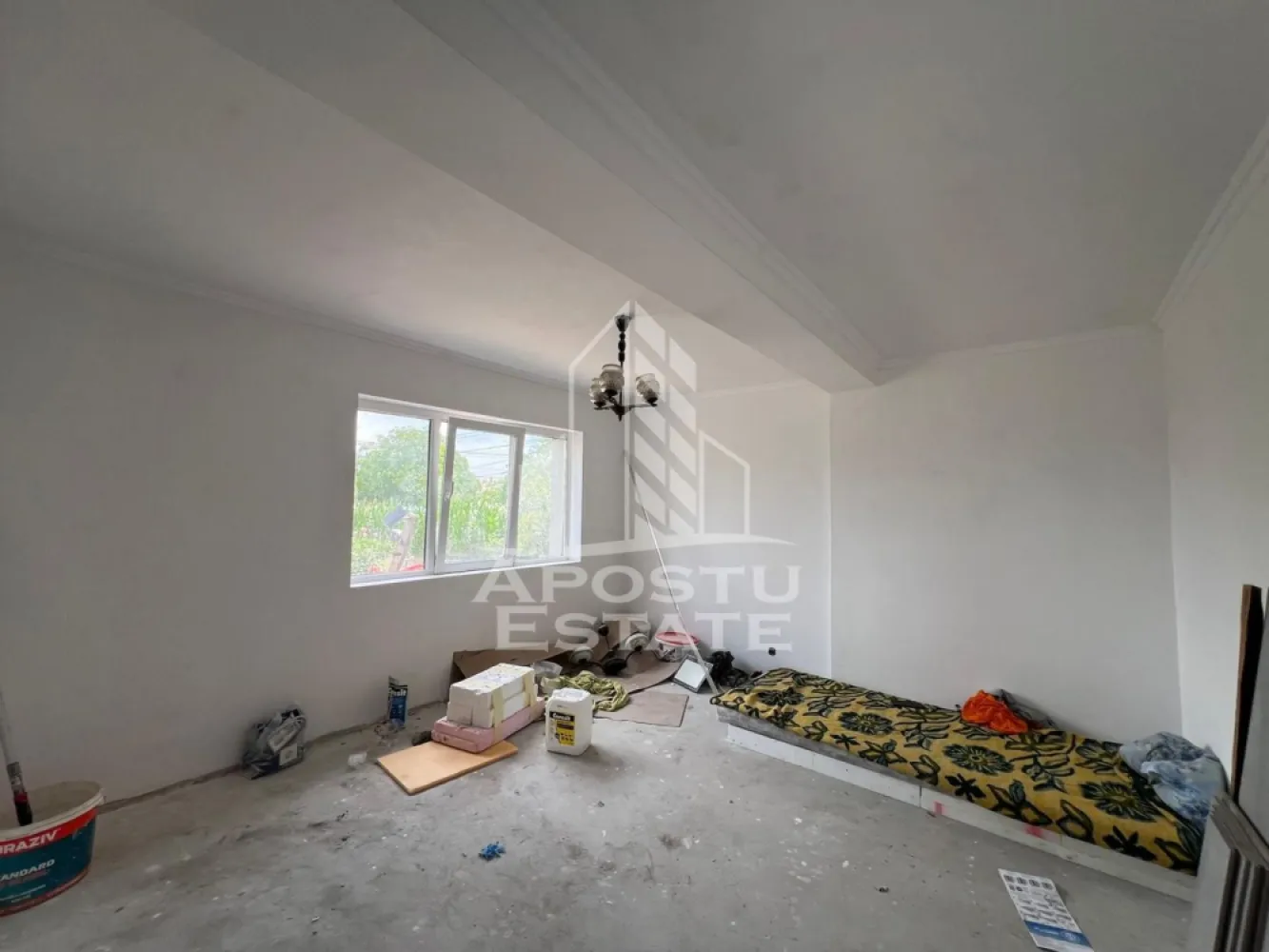 Casa individuala pe etaj de vanzare, renovata complet, Becicherecu Mic - APOSTU ESTATE va ofera spre vanzare o casa individuala moderna, situata in judetul Timis, localitatea Becicherecu Mic, intr-o zona centrala, linistita si in continua dezvoltare, la aproximativ 15 minute de Timisoara. Proprietatea beneficiaza de acces facil catre principalele puncte de interes din localitate, fiind ideala pentru familii sau pentru cei care isi doresc confort, intimitate si o locuinta bine amplasata.

Casa este amplasata pe un teren de 590 mp si dispune de o suprafata utila de 140mp, si un garaj cu o anexa de 78 mp, oferind un echilibru perfect intre spatiul interior si curtea privata, ideala pentru relaxare, gradinarit sau amenajarea unui loc de joaca pentru copii.

Compartimentarea este practica si eficienta, fiind alcatuita din 4 camere, hol, living cu bucatarie open-space, baie si pod propriu, ce poate fi utilizat ca spatiu suplimentar pentru depozitare.

Confortul locuintei este completat de toate utilitatile necesare, respectiv gaz, curent electric si canalizare, iar izolatia exterioara cu polistiren de 10 cm contribuie la un consum redus de energie si un confort termic sporit pe tot parcursul anului.

Un avantaj important al proprietatii il reprezinta posibilitatea de a-ti personaliza baia prin alegerea obiectelor sanitare, astfel incat locuinta sa fie amenajata dupa propriul gust si stil.

Beneficii:

* Casa individuala cu teren propriu de 590 mp
* Suprafata utila de 140 mp
* Suprafata garaj si anexe: 78 mp
* Izolatie exterioara cu polistiren de 10 cm
* Curent si canalizare, gazul este in fata portii
* Curte privata cu multiple posibilitati de amenajare
* Zona centrala, linistita, cu acces rapid catre Timisoara

Aceasta proprietate reprezinta alegerea potrivita pentru cei care isi doresc o casa individuala intr-o zona apreciata, cu acces facil catre oras si toate avantajele unei locuinte moderne.

Agentia imobiliara Apostu Estate va ofera consultanta bancara gratuita prin intermediul colaboratorilor nostri pentru alegerea celui mai potrivit tip de credit, astfel incat tu sa devii noul proprietar al acestei case.

Va asteptam cu drag la o vizionare!

ID intern: CP3211555!