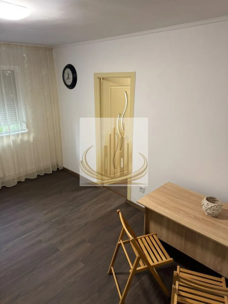 Ap 2 Cam Parter, Renovat | Centrală Proprie Nouă | Mobilat si utilat - Echipa Grand Mobilis Imobiliare vă propune spre vânzare un apartament cochet cu 2 camere, având o suprafață utilă de 42 mp, situat la parterul unui imobil reabilitat termic, într-una dintre cele mai apreciate și bine conectate zone din Timișoara – Girocului.

Această proprietate este alegerea ideală pentru cei care își doresc o locuință în care să se poată muta imediat, fără grija renovărilor sau a investițiilor suplimentare. Apartamentul a fost renovat integral, fiecare detaliu fiind atent gândit pentru a oferi un spațiu modern, practic și confortabil. Au fost utilizate materiale de calitate, finisaje moderne și o paletă cromatică elegantă, care se îmbină armonios și creează o atmosferă caldă și primitoare.

Locuința se vinde complet mobilată și utilată, exact cum se prezintă, fiind pregătită pentru mutare imediată sau pentru a fi oferită direct spre închiriere. Mobilierul și electrocasnicele au fost alese cu grijă, astfel încât viitorul proprietar să se poată bucura de un apartament complet echipat încă din prima zi.

Confortul termic este unul dintre punctele forte ale proprietății. Apartamentul beneficiază de centrală termică proprie pe gaz, nouă și aflată în garanție, instalație sanitară schimbată integral și încălzire prin calorifere. În plus, blocul este reabilitat termic, ceea ce contribuie la menținerea unei temperaturi optime pe tot parcursul anului și la costuri reduse de întreținere.

Printre dotările proprietății se numără ferestre cu tâmplărie PVC și geam termopan, rulouri exterioare în living, frigider, hotă și mașină de spălat aflate în garanție, precum și toate electrocasnicele și piesele de mobilier necesare unei mutări fără griji.

Un alt avantaj important îl reprezintă poziționarea excelentă. În doar câteva minute de mers pe jos aveți acces la supermarketuri, restaurante, cafenele, farmacii, școli, grădinițe, licee, parcuri și spații verzi, precum și la stațiile mijloacelor de transport în comun. Totodată, proprietatea beneficiază de acces rapid către Spitalul Județean, Complexul Studențesc, centre universitare și principalele artere de circulație ale orașului, aspect ce o face extrem de atractivă atât pentru locuire, cât și pentru închiriere.

Datorită renovării complete, stării impecabile, faptului că se vinde complet mobilată și utilată, prețului atractiv și amplasării într-o zonă cu cerere ridicată, această proprietate reprezintă o oportunitate excelentă atât pentru o familie sau un cuplu care își dorește o locuință modernă și fără investiții suplimentare, cât și pentru investitorii care urmăresc un randament foarte bun din închiriere și o proprietate cu valoare stabilă în timp.

Pentru mai multe informații și programarea unei vizionări, vă invităm să contactați echipa Grand Mobilis Imobiliare! 
ID Intern: CP3211582