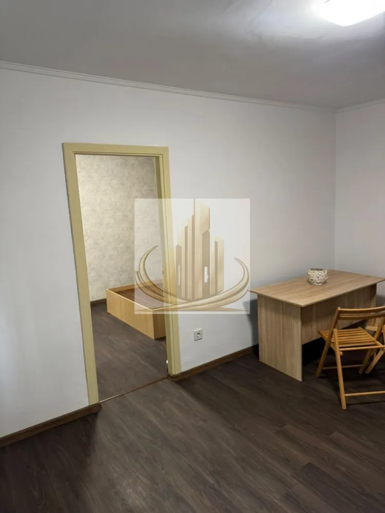 Ap 2 Cam Parter, Renovat | Centrală Proprie Nouă | Mobilat si utilat - Echipa Grand Mobilis Imobiliare vă propune spre vânzare un apartament cochet cu 2 camere, având o suprafață utilă de 42 mp, situat la parterul unui imobil reabilitat termic, într-una dintre cele mai apreciate și bine conectate zone din Timișoara – Girocului.

Această proprietate este alegerea ideală pentru cei care își doresc o locuință în care să se poată muta imediat, fără grija renovărilor sau a investițiilor suplimentare. Apartamentul a fost renovat integral, fiecare detaliu fiind atent gândit pentru a oferi un spațiu modern, practic și confortabil. Au fost utilizate materiale de calitate, finisaje moderne și o paletă cromatică elegantă, care se îmbină armonios și creează o atmosferă caldă și primitoare.

Locuința se vinde complet mobilată și utilată, exact cum se prezintă, fiind pregătită pentru mutare imediată sau pentru a fi oferită direct spre închiriere. Mobilierul și electrocasnicele au fost alese cu grijă, astfel încât viitorul proprietar să se poată bucura de un apartament complet echipat încă din prima zi.

Confortul termic este unul dintre punctele forte ale proprietății. Apartamentul beneficiază de centrală termică proprie pe gaz, nouă și aflată în garanție, instalație sanitară schimbată integral și încălzire prin calorifere. În plus, blocul este reabilitat termic, ceea ce contribuie la menținerea unei temperaturi optime pe tot parcursul anului și la costuri reduse de întreținere.

Printre dotările proprietății se numără ferestre cu tâmplărie PVC și geam termopan, rulouri exterioare în living, frigider, hotă și mașină de spălat aflate în garanție, precum și toate electrocasnicele și piesele de mobilier necesare unei mutări fără griji.

Un alt avantaj important îl reprezintă poziționarea excelentă. În doar câteva minute de mers pe jos aveți acces la supermarketuri, restaurante, cafenele, farmacii, școli, grădinițe, licee, parcuri și spații verzi, precum și la stațiile mijloacelor de transport în comun. Totodată, proprietatea beneficiază de acces rapid către Spitalul Județean, Complexul Studențesc, centre universitare și principalele artere de circulație ale orașului, aspect ce o face extrem de atractivă atât pentru locuire, cât și pentru închiriere.

Datorită renovării complete, stării impecabile, faptului că se vinde complet mobilată și utilată, prețului atractiv și amplasării într-o zonă cu cerere ridicată, această proprietate reprezintă o oportunitate excelentă atât pentru o familie sau un cuplu care își dorește o locuință modernă și fără investiții suplimentare, cât și pentru investitorii care urmăresc un randament foarte bun din închiriere și o proprietate cu valoare stabilă în timp.

Pentru mai multe informații și programarea unei vizionări, vă invităm să contactați echipa Grand Mobilis Imobiliare! 
ID Intern: CP3211582