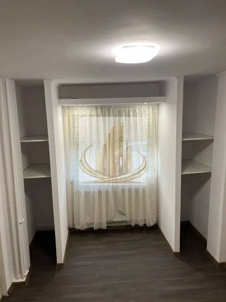 Ap 2 Cam Parter, Renovat | Centrală Proprie Nouă | Mobilat si utilat - Echipa Grand Mobilis Imobiliare vă propune spre vânzare un apartament cochet cu 2 camere, având o suprafață utilă de 42 mp, situat la parterul unui imobil reabilitat termic, într-una dintre cele mai apreciate și bine conectate zone din Timișoara – Girocului.

Această proprietate este alegerea ideală pentru cei care își doresc o locuință în care să se poată muta imediat, fără grija renovărilor sau a investițiilor suplimentare. Apartamentul a fost renovat integral, fiecare detaliu fiind atent gândit pentru a oferi un spațiu modern, practic și confortabil. Au fost utilizate materiale de calitate, finisaje moderne și o paletă cromatică elegantă, care se îmbină armonios și creează o atmosferă caldă și primitoare.

Locuința se vinde complet mobilată și utilată, exact cum se prezintă, fiind pregătită pentru mutare imediată sau pentru a fi oferită direct spre închiriere. Mobilierul și electrocasnicele au fost alese cu grijă, astfel încât viitorul proprietar să se poată bucura de un apartament complet echipat încă din prima zi.

Confortul termic este unul dintre punctele forte ale proprietății. Apartamentul beneficiază de centrală termică proprie pe gaz, nouă și aflată în garanție, instalație sanitară schimbată integral și încălzire prin calorifere. În plus, blocul este reabilitat termic, ceea ce contribuie la menținerea unei temperaturi optime pe tot parcursul anului și la costuri reduse de întreținere.

Printre dotările proprietății se numără ferestre cu tâmplărie PVC și geam termopan, rulouri exterioare în living, frigider, hotă și mașină de spălat aflate în garanție, precum și toate electrocasnicele și piesele de mobilier necesare unei mutări fără griji.

Un alt avantaj important îl reprezintă poziționarea excelentă. În doar câteva minute de mers pe jos aveți acces la supermarketuri, restaurante, cafenele, farmacii, școli, grădinițe, licee, parcuri și spații verzi, precum și la stațiile mijloacelor de transport în comun. Totodată, proprietatea beneficiază de acces rapid către Spitalul Județean, Complexul Studențesc, centre universitare și principalele artere de circulație ale orașului, aspect ce o face extrem de atractivă atât pentru locuire, cât și pentru închiriere.

Datorită renovării complete, stării impecabile, faptului că se vinde complet mobilată și utilată, prețului atractiv și amplasării într-o zonă cu cerere ridicată, această proprietate reprezintă o oportunitate excelentă atât pentru o familie sau un cuplu care își dorește o locuință modernă și fără investiții suplimentare, cât și pentru investitorii care urmăresc un randament foarte bun din închiriere și o proprietate cu valoare stabilă în timp.

Pentru mai multe informații și programarea unei vizionări, vă invităm să contactați echipa Grand Mobilis Imobiliare! 
ID Intern: CP3211582