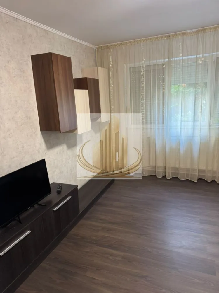 Ap 2 Cam Parter, Renovat | Centrală Proprie Nouă | Mobilat si utilat - Echipa Grand Mobilis Imobiliare vă propune spre vânzare un apartament cochet cu 2 camere, având o suprafață utilă de 42 mp, situat la parterul unui imobil reabilitat termic, într-una dintre cele mai apreciate și bine conectate zone din Timișoara – Girocului.

Această proprietate este alegerea ideală pentru cei care își doresc o locuință în care să se poată muta imediat, fără grija renovărilor sau a investițiilor suplimentare. Apartamentul a fost renovat integral, fiecare detaliu fiind atent gândit pentru a oferi un spațiu modern, practic și confortabil. Au fost utilizate materiale de calitate, finisaje moderne și o paletă cromatică elegantă, care se îmbină armonios și creează o atmosferă caldă și primitoare.

Locuința se vinde complet mobilată și utilată, exact cum se prezintă, fiind pregătită pentru mutare imediată sau pentru a fi oferită direct spre închiriere. Mobilierul și electrocasnicele au fost alese cu grijă, astfel încât viitorul proprietar să se poată bucura de un apartament complet echipat încă din prima zi.

Confortul termic este unul dintre punctele forte ale proprietății. Apartamentul beneficiază de centrală termică proprie pe gaz, nouă și aflată în garanție, instalație sanitară schimbată integral și încălzire prin calorifere. În plus, blocul este reabilitat termic, ceea ce contribuie la menținerea unei temperaturi optime pe tot parcursul anului și la costuri reduse de întreținere.

Printre dotările proprietății se numără ferestre cu tâmplărie PVC și geam termopan, rulouri exterioare în living, frigider, hotă și mașină de spălat aflate în garanție, precum și toate electrocasnicele și piesele de mobilier necesare unei mutări fără griji.

Un alt avantaj important îl reprezintă poziționarea excelentă. În doar câteva minute de mers pe jos aveți acces la supermarketuri, restaurante, cafenele, farmacii, școli, grădinițe, licee, parcuri și spații verzi, precum și la stațiile mijloacelor de transport în comun. Totodată, proprietatea beneficiază de acces rapid către Spitalul Județean, Complexul Studențesc, centre universitare și principalele artere de circulație ale orașului, aspect ce o face extrem de atractivă atât pentru locuire, cât și pentru închiriere.

Datorită renovării complete, stării impecabile, faptului că se vinde complet mobilată și utilată, prețului atractiv și amplasării într-o zonă cu cerere ridicată, această proprietate reprezintă o oportunitate excelentă atât pentru o familie sau un cuplu care își dorește o locuință modernă și fără investiții suplimentare, cât și pentru investitorii care urmăresc un randament foarte bun din închiriere și o proprietate cu valoare stabilă în timp.

Pentru mai multe informații și programarea unei vizionări, vă invităm să contactați echipa Grand Mobilis Imobiliare! 
ID Intern: CP3211582